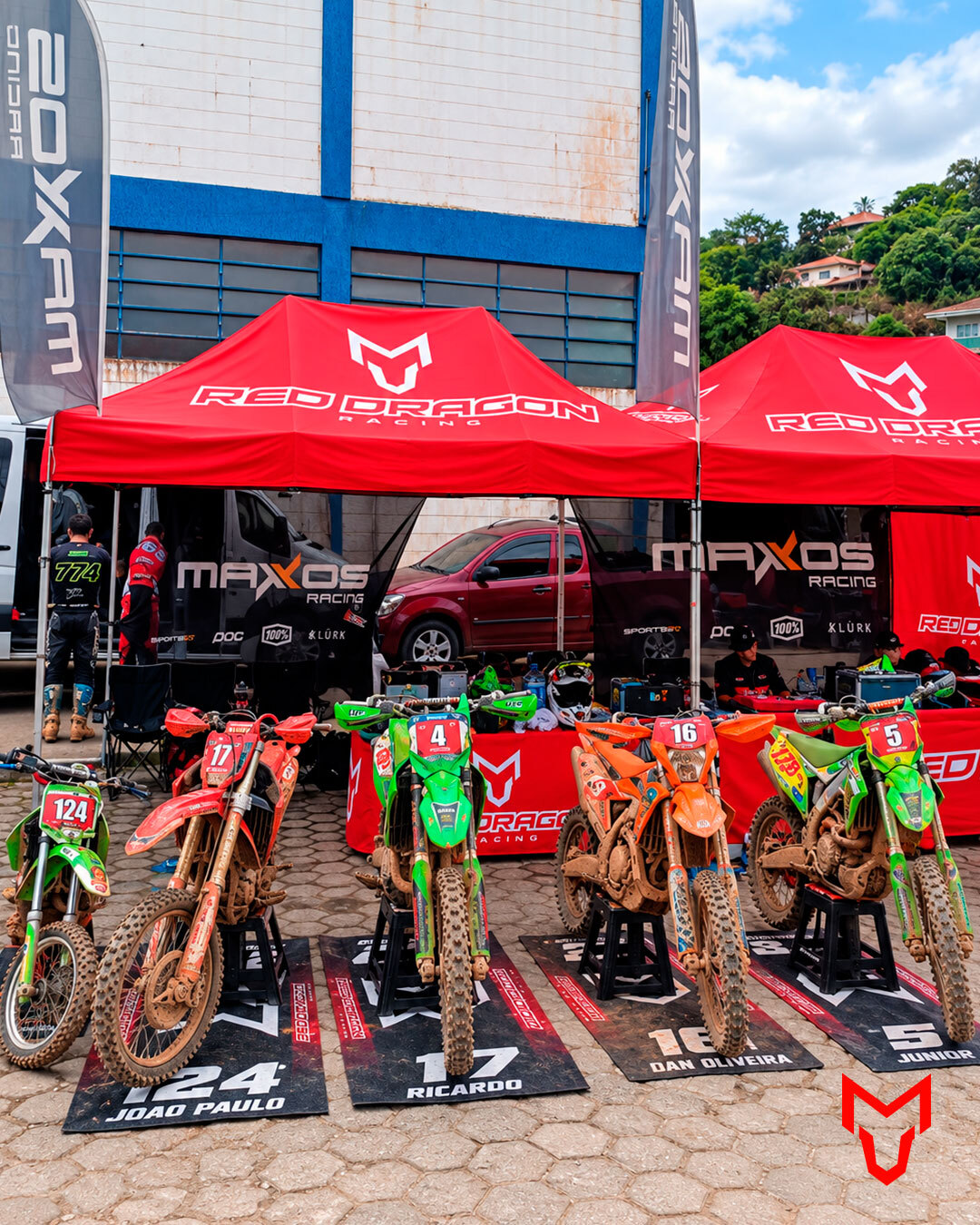 🏁 Etapa após etapa, a Red Dragon está junto de quem vive o enduro! 🔥
Nossa presença nas provas faz parte da nossa paixão pelo off-road. É onde encontramos os pilotos, acompanhamos os desafios e compartilhamos a emoção de cada largada. 🤜🤛
Entre trilhas, lama e muita adrenalina, seguimos perto de quem acelera e faz esse esporte acontecer. 💪🏍️
👇 Você também vive essa paixão? Conte nos comentários qual será sua próxima prova e marque seu parceiro de trilha!
#RedDragon #RedDragonRacing #Enduro #OffRoad #EnduroBrasil #MotoEnduro #TrilhaDeMoto #PaixãoPorDuasRodas