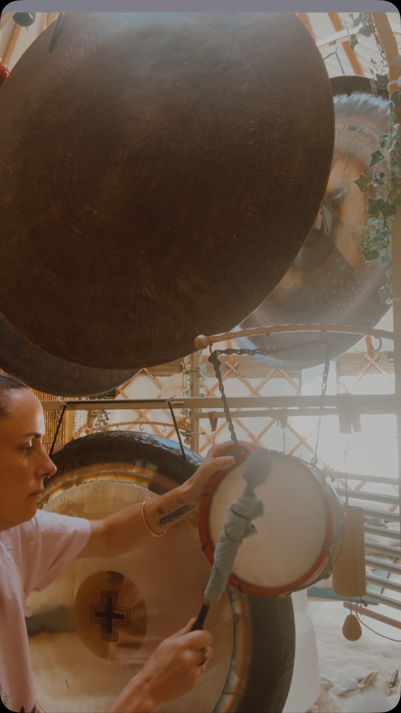 a hairband, and an old peoce of cloth.. turning this beautiful @epicmallets moon mallet into a triple mallett for day 2 of messing sbout with percussion beats.. #gong #drumming #soundhealing #shamanic #play