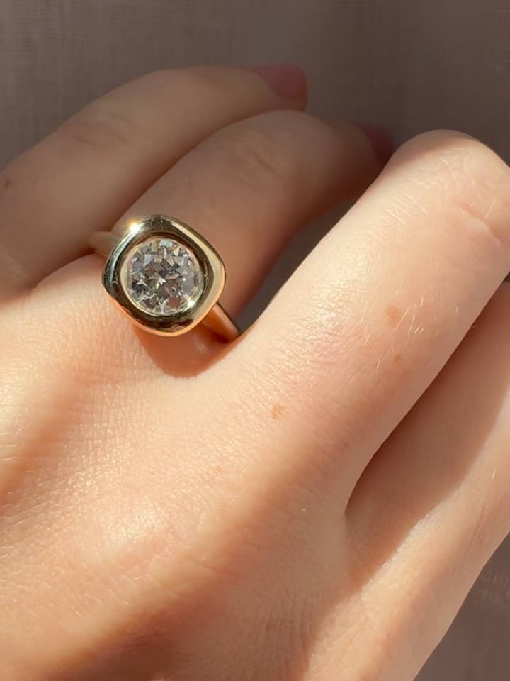 Congrats to lovely couple R & L who got engaged recently with this gorgeous antique round brilliant set in pillow cushion bezel 💕