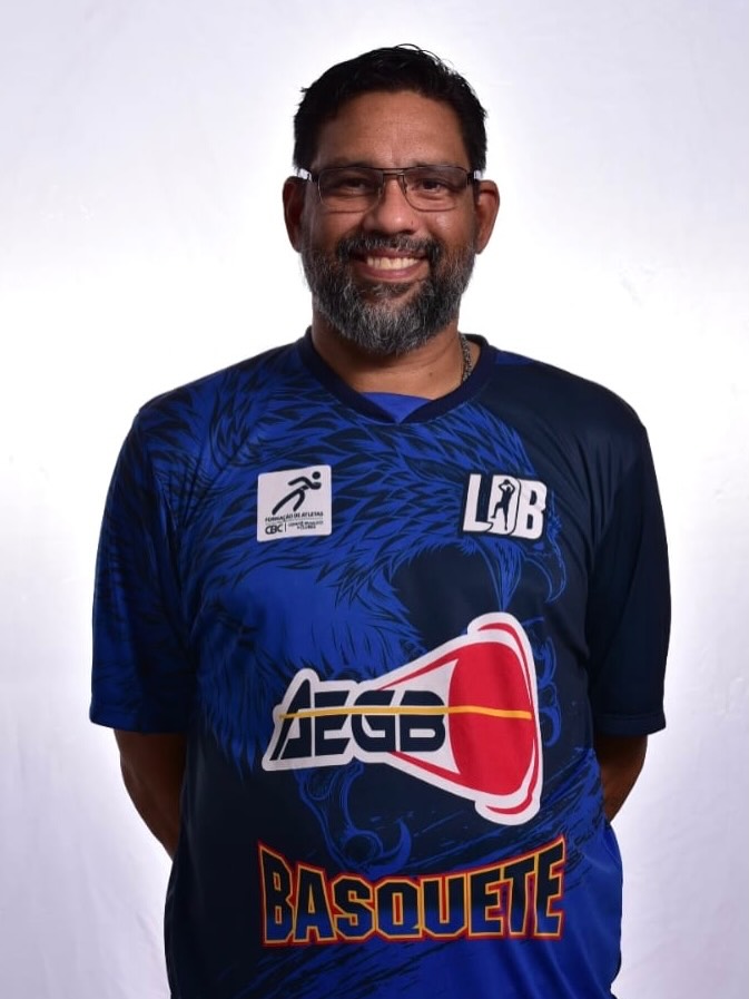 NOTA DE AGRADECIMENTO
A Associação Esportiva Goiana de Basquete (AEGB) agradece ao técnico Breno Pinheiro por toda a dedicação, compromisso e contribuição ao longo de sua trajetória junto à nossa instituição.
Durante esse período, Breno esteve à frente de diferentes categorias, contribuindo não apenas para o desenvolvimento técnico e esportivo dos nossos atletas, mas também para a construção de valores fundamentais dentro e fora das quadras.
Cada treino, cada competição e cada desafio enfrentado fizeram parte de uma caminhada que deixa sua marca na história da AEGB e na formação de tantos jovens que passaram por seu trabalho.
Neste momento, a AEGB vive uma fase de modificações e reorganização, com o objetivo de ampliar suas ações, fortalecer seus projetos e avançar para um novo estágio de desenvolvimento.
É dentro desse processo de transformação que iniciamos, a partir de agora, um novo ciclo para a instituição.
Nosso agradecimento ao Breno Pinheiro por tudo o que construiu conosco e pela dedicação ao basquete e aos nossos atletas. Desejamos sucesso em seus próximos desafios e que os caminhos que se abrem a partir de agora sejam repletos de novas conquistas.
Muito obrigado, Breno! A história construída na AEGB sempre fará parte da nossa trajetória.
Associação Esportiva Goiana de Basquete – AEGB