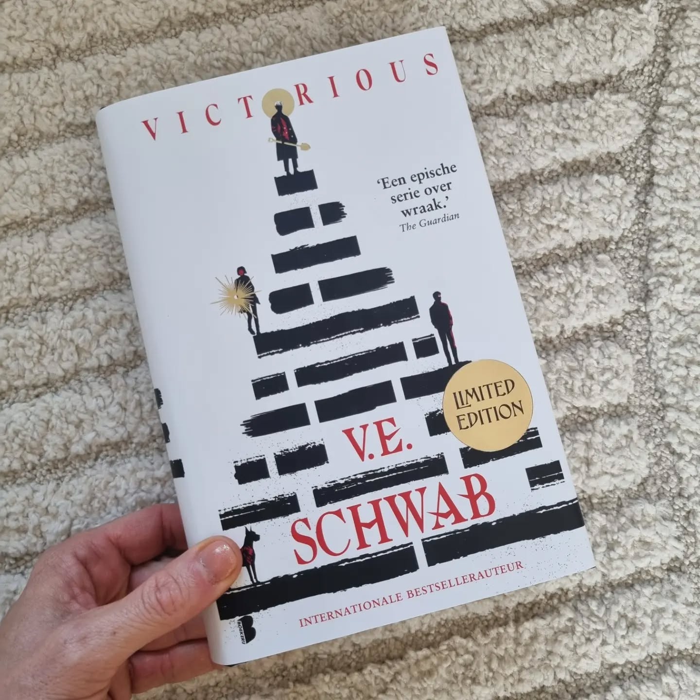 Nieuwe leespret!😍❤️❤️😍
YES! Daar is mijn pre-order van deel 3.. en wat heb ik hier zin in! Deze serie is echt een must-read...zo origineel, verslavend en uniek! Die moet je gaan lezen
🌟Ga jij 'm lezen?🌟
• • • • • • • •
📚Flaptekst📚
Het langverwachte einde van de geliefde en iconische Villains-serie
Limited edition met geïllustreerde schutbladen, bedrukt boekblok en prachtig omslagontwerp dat bij de hele serie past
De Buitengewone Personen van de stad Merit, een geheime groep individuen met een bijzondere gave als gevolg van hun bijna-doodervaring, hebben zich na de confrontantie tussen Marcella, Eli en Serena schuilgehouden voor de organisatie Observatie en Neutralisatie van Buitengewone Personen (ONBP)
Als ONBP – en de relatie met de Buitengewone Personen – onder leiding van ee nieuwe directeur met een geheime agenda begint te veranderen, is het niet alleen tijd om onder de radar te blijven maar zich zelfs actief voor de organisatie te verstoppen. De zoektocht naar de waarheid over wat er in de ONBP is gebeurd leidt Victor, Sydney, Mitch en de rest van de groep naar het hol van de leeuw.
In het ONBP-hoofdkwartier lopen ze onverwachte medestanders tegen het lijf, doen ze verrassende nieuwe vaardigheden op en beseffen ze dat ze de ultieme confrontantie niet langer uit de weg kunnen gaan.
#viscious #vescwab #boekerij #bestoffantasy