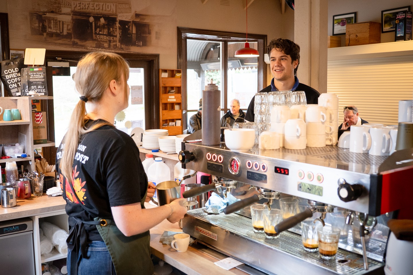It’s the home stretch to the weekend, go for the podium finish with a brew from the Trading Post! While you’re waiting for our baristas to sort your order, see if we can tempt you with our housemade goodies on the shelf 😋
#mountmacedontp #macedonrangescafe #mountmacedon #stali