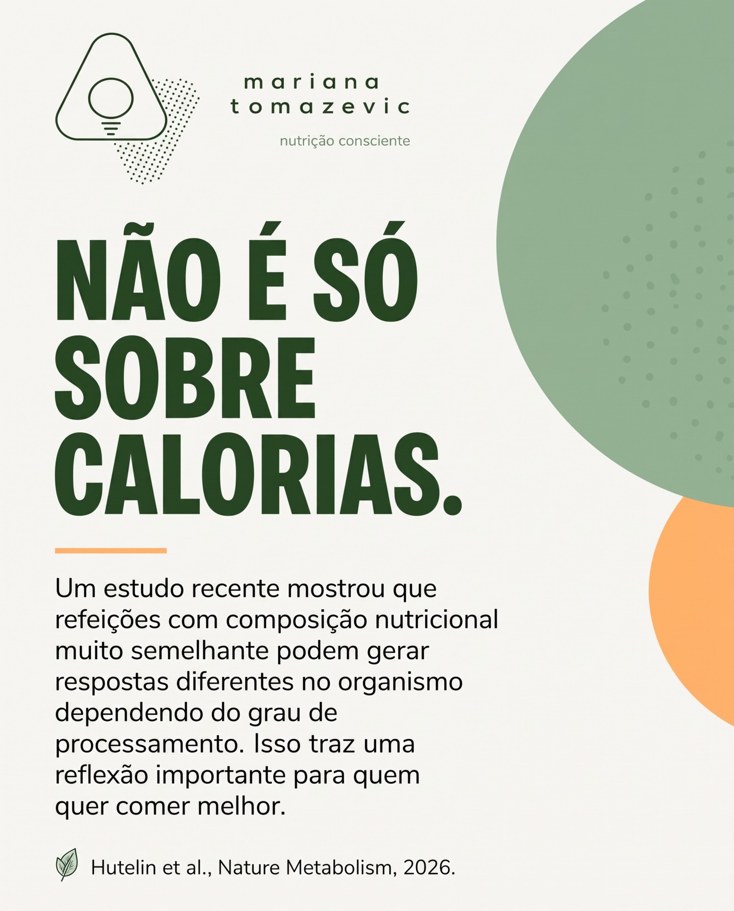 E se a gente parasse de perguntar apenas “quantas calorias tem?”
Quando falamos sobre alimentação, é muito comum reduzir um alimento aos números do rótulo: calorias, proteína, carboidrato, gordura, fibras.
Essas informações são importantes. Mas elas não contam toda a história.
Um alimento também tem uma estrutura, uma forma de processamento, uma textura, um grau de palatabilidade e uma maneira como costuma ser consumido.
E é justamente aí que a ciência sobre ultraprocessamento está avançando. Os estudos que trouxe neste post é interessante porque tentou controlar várias diferenças nutricionais entre as refeições e, ainda assim, encontrou respostas diferentes no organismo.
Isso não significa que já temos todas as respostas.
Na verdade, talvez a principal contribuição seja justamente mostrar que ainda precisamos olhar para a alimentação de uma forma mais ampla do que simplesmente:“calorias entram, calorias saem.”E isso também muda a forma como podemos pensar em emagrecimento.
Uma alimentação adequada não precisa ser construída em torno da busca pelo alimento com menos calorias, pelo produto “fit” ou pelo rótulo mais bonito.Pode ser construída a partir de refeições que façam sentido para a sua rotina, sejam nutricionalmente adequadas, proporcionem saciedade e tenham como base uma boa variedade de alimentos.
Referências:
Hutelin Z, Ahrens M, Baugh ME, et al. Metabolic and neural responses to ultraprocessed foods: a randomized, controlled, crossover study. Nature Metabolism. 2026.
Hall KD, Ayuketah A, Brychta R, et al. Ultra-Processed Diets Cause Excess Calorie Intake and Weight Gain: An Inpatient Randomized Controlled Trial of Ad Libitum Food Intake. Cell Metabolism. 2019;30(1):67–77.e3.
Dicken SJ, Jassil FC, Brown A, et al. Ultraprocessed or minimally processed diets following healthy dietary guidelines on weight and cardiometabolic health: a randomized, crossover trial. Nature Medicine. 2025;31:3297–3308.
Ministério da Saúde. Guia Alimentar para a População Brasileira. 2ª ed
#NutriçãoBaseadaEmEvidências #Ultraprocessados #AlimentaçãoSaudável #NutriçãoVegetariana #AlimentaçãoPlantBased