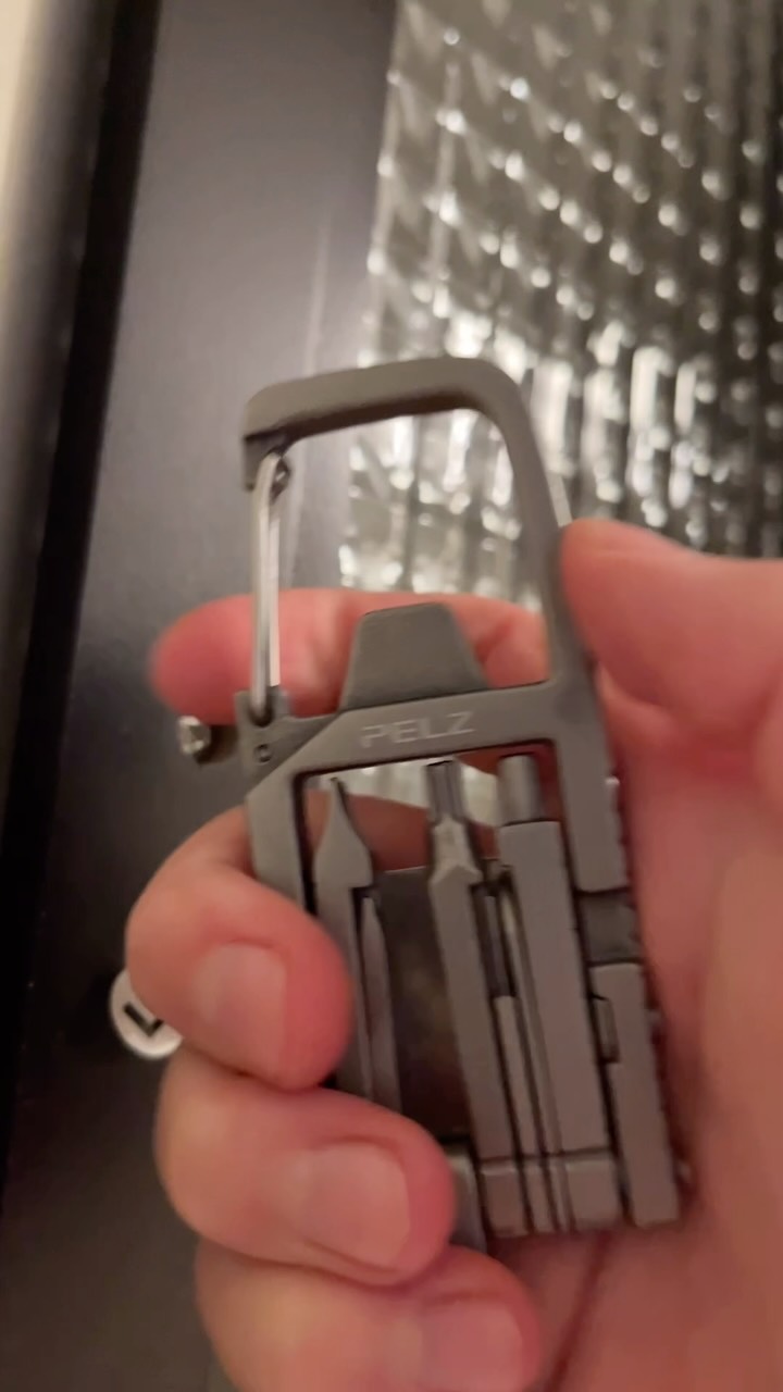 Need a quick fix? This everyday carry has 12 tools that make getting the job done a breeze π·πͺ
#tools #edc #everydaycarry #worker #mechanic