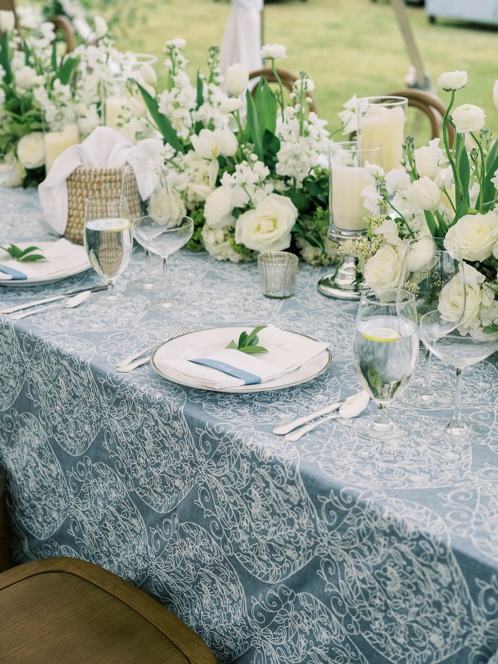 There’s just something special about our DAPHNE CHAMBRAY linen that makes every table it touches feel like a work of art. 🤍 The intricate white detailing against that gorgeous soft blue is romantic, refined, and completely unforgettable.
Photography: @ashleyboyan
Planning & Design: @saltharbor
Florals: @saltharbor
Rentals: @partysuppliersandrentals | @eventworksrentals | @partytables_linensanddrapery | @marthamydearrentals | @whitebirchrentals
#LinenSpotlight #Chambray #EventDesign #EventLinens #LinkInBio