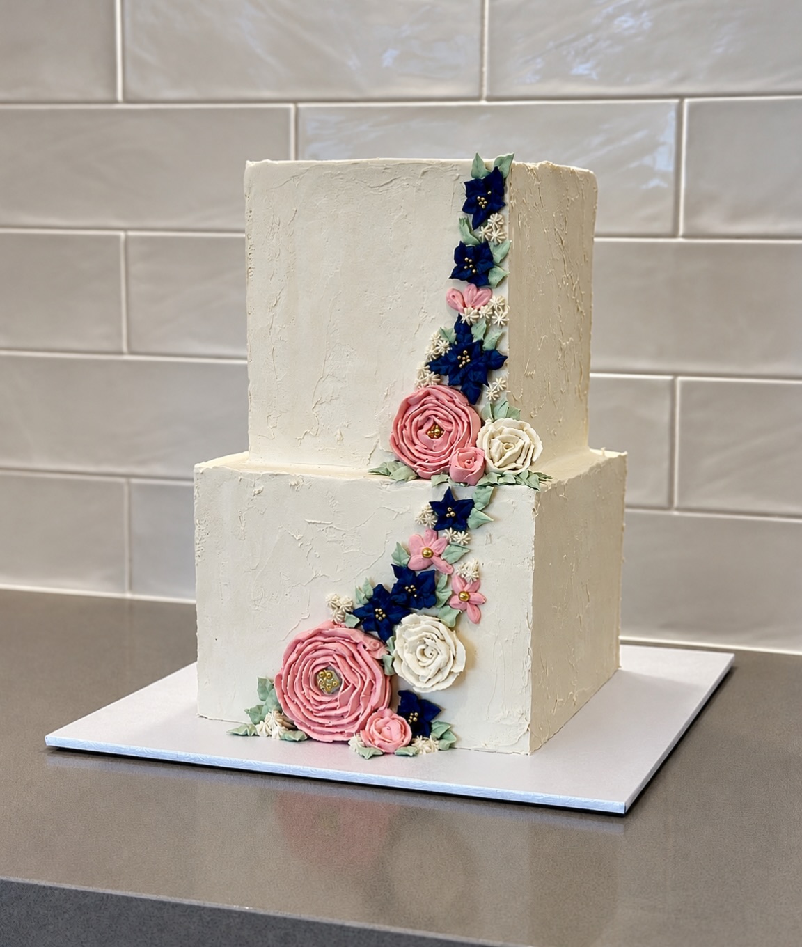 When the brief is “whimsical garden with fully edible decoration 💐
The end result has been described as “flowers growing up the side of a garden wall in the English countryside” 😋
#weddingcake #cake #goldcoastcakes #tamborinemountain #buttercreamflowers