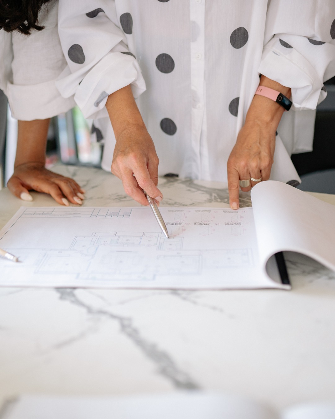 La question qui revient le plus souvent après "Combien vaut ma maison aujourd'hui?" c'est : "Christèle, tu me conseilles quels travaux avant de vendre ?"
Ma réponse surprend toujours un peu car très souvent mon meilleur conseil c'est de ne RIEN faire.
Une piscine, une pergola, une cuisine neuve... ce sont des choix qui vous font du bien au quotidien, mais qui ne parlent pas le même langage que le marché.
Mon métier, c'est justement de croiser ces deux regards, celui de la décoratrice qui pense à votre bien-être, et celui de conseillère immo qui pense à la valeur de votre bien. Les deux ne sont pas incompatibles, mais ils demandent un arbitrage.
Si vous préparez une vente ou des travaux, je serai ravie d'en discuter avec vous.
