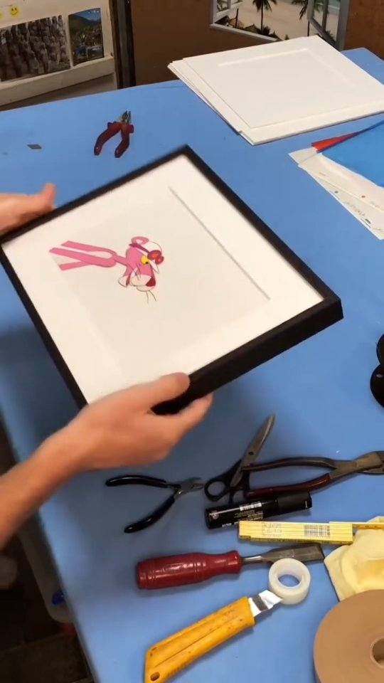 Encadrement complet d'une acétate d'animation originale de la panthère rose, aussi appelé animation celluloïd. Fine feuilles transparentes, elles sont originalement peintes à la main dans le processus de dessins animés. Vous pouvez en retrouver à la vente, issus de différents univers, dans notre boutique 2 rue Jean Calvin, à Genève.
🇬🇧 A complete set of original animation acetates featuring the Pink Panther, also known as celluloid animation. These thin, transparent sheets were originally hand-painted as part of the animation process. You can find them for sale—featuring characters from various franchises—at our store at 2 rue Jean Calvin in Geneva.
#cadresurmesure #encadrementdart #artframing #artisanatdart #schottencadrement