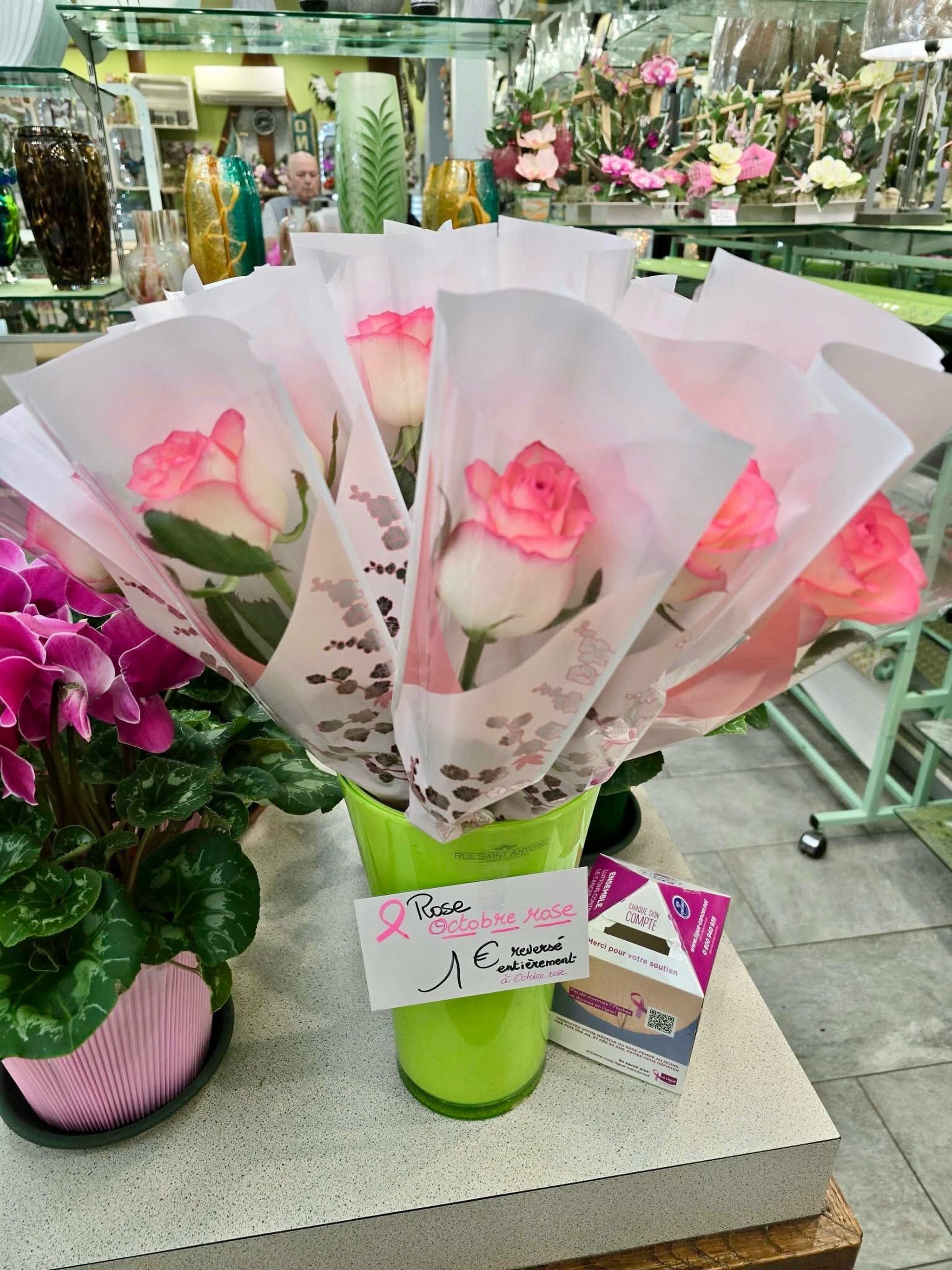 C’est parti pour notre semaine Octobre Rose 🎀
Dès aujourd’hui et jusqu’à samedi, retrouvez nos roses au prix de 1€ en boutique 🌹
Pour chaque rose achetée, l’intégralité de cet euro sera reversée à la lutte contre le cancer du sein 💗
L’année dernière, grâce à vous, nous avions remis un chèque de 515€.
Cette année, on compte sur vous pour être encore plus nombreux et battre ce record 💪
Une rose, un petit geste, mais tous ensemble une belle mobilisation 🎀
On vous attend en boutique à Arpajon 🌸
A la Fleuristerie
🚚 Livraison dans l’Essonne du mardi au samedi
📞 01 64 90 14 29
#fleurs #fleuriste #arpajon #essonne #octobrerose