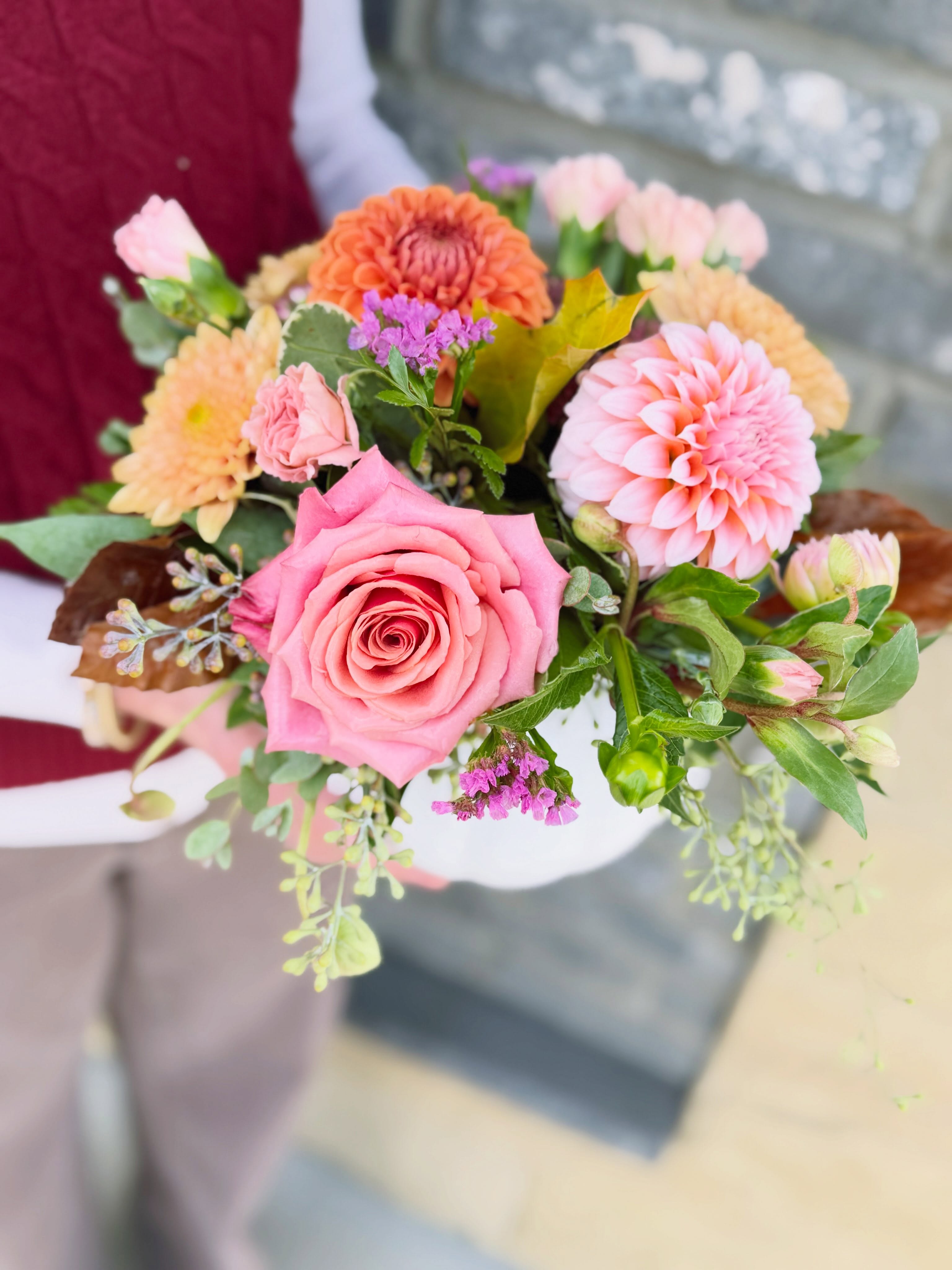 🍂 A Little Fall Magic at Dutchess! 🎃🌿
Lush fall arrangements in pots, vases and the cutest ceramic pumpkins! Perfect for a little Thanksgiving table charm or a lovely hostess gift. 🧡
💐 Hand-tied bouquets ready for your favourite vase
🌿 Plants galore, including Hoya parasitica ‘Black Margin’, Calathea prayer plants, Money Trees and ZZ plants
🚿 Fresh eucalyptus shower bunches
🕯️ Beautiful candles in lovely scents, including Milk & Honey Vanilla, Coconut Bay and more!
So many beautiful things to discover at Dutchess. Pop in and see what catches your eye!
🍁 Friday 10–5 | Saturday 10–4
Wishing everyone a wonderful, flower-filled Thanksgiving weekend! 🧡🌾
