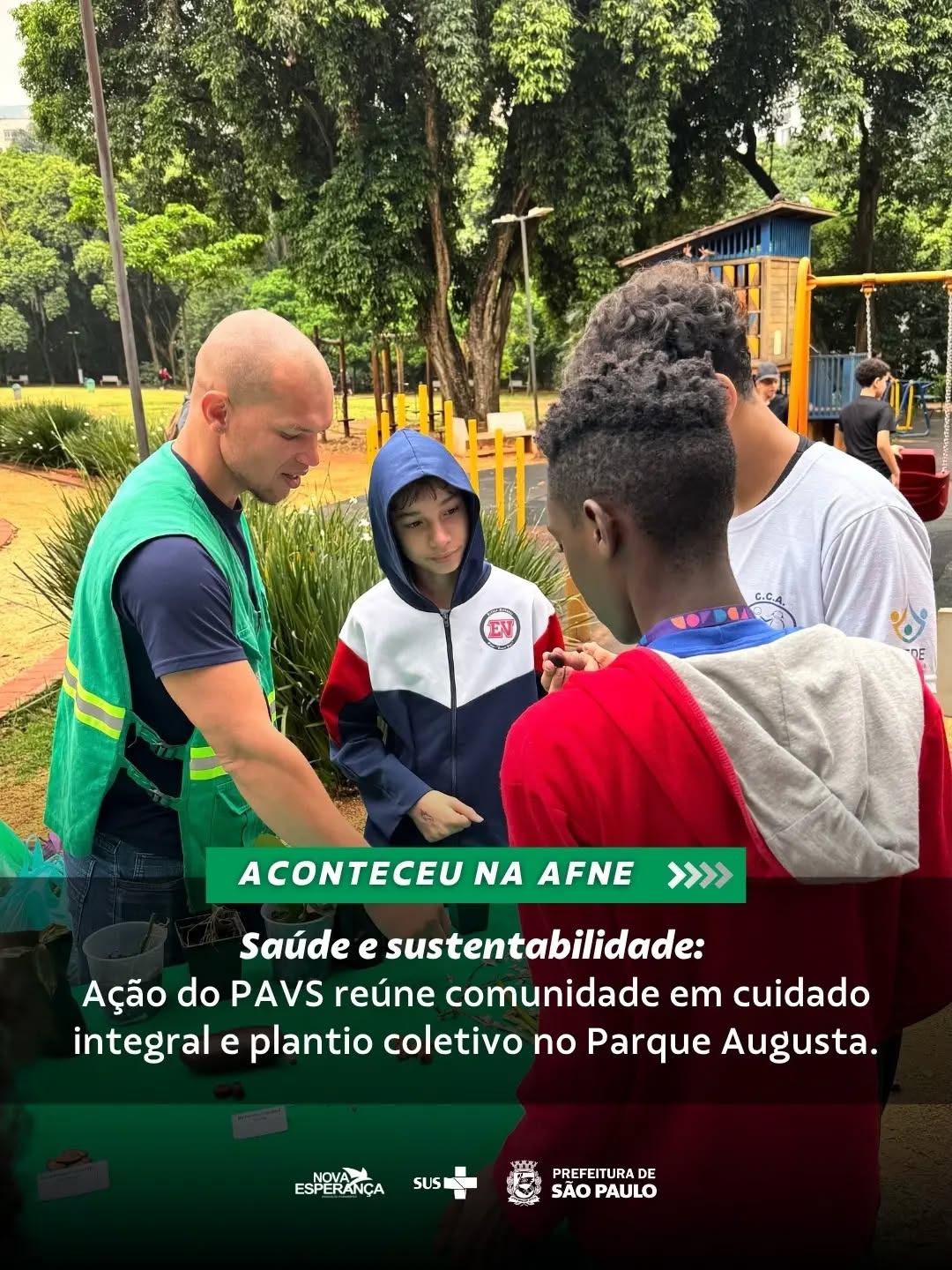 Na manhã do dia 6 de outubro, o Parque Augusta recebeu uma ação integrada do Programa Ambientes Verdes e Saudáveis (PAVS), dedicada ao cuidado da saúde integral, sustentabilidade e fortalecimento do vínculo comunitário no território.
A ação contou com o apoio de uma equipe multiprofissional, do PAVS e da UBS(Unidade Básica de Saúde) Nossa Senhora do Brasil, composta por assistente social, nutricionista e terapeuta ocupacional, que conduziu atendimentos voltados ao bem-estar da população, incluindo sessões de auriculoterapia e caminhada orientada. Em paralelo, a gestão do Parque Augusta atuou em parceria na sensibilização ambiental, oferecendo orientações práticas sobre sustentabilidade e preservação dos espaços verdes.
Um dos destaques da programação foi a atividade aberta de plantio coletivo, na qual participantes, frequentadores do parque, usuários do SUS e crianças do Centro para Crianças e Adolescentes (CCA) do Carmo plantaram exemplares de jerivá. Ao final do encontro, para incentivar a continuidade das práticas ambientais no cotidiano e reafirmar o compromisso com a cidadania, foram distribuídas mudas de plantas a todos os presentes.
#PAVS #DiadaNatureza #Sustentabilidade #TimeAFNE
#ParaTodosVerem: A sequência de fotos registra uma atividade comunitária de saúde ambiental e plantio promovida pelo PAVS no Parque Augusta. Nas imagens, um profissional de colete verde orienta adultos, idosos e crianças ao redor de mesas repletas de mudas de plantas, vasos e sementes. Os participantes aparecem sorridentes e engajados, segurando suas mudinhas, enquanto equipes de trabalho colaboram escavando a terra, manuseando o solo e realizando o plantio direto de árvores no parque. Ao final, os grupos posam reunidos ao ar livre, exibindo suas plantas e o banner do Programa Ambientes Verdes e Saudáveis.