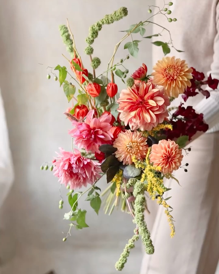 Chinese lanterns are such a charming little touch for fall. I love their vibrant orange color, unique shape, and movement🧡
I put together this bouquet with mustard yellow and orange dahlias, green amaranthus, solidago, celosia, cotinus (smoke tree), and berries I found in my garden.
Created this hands-free bouquet using the StemSlider System 🌿
.
.
.
.
.
#StemSlider #weddingbouquets #bridalbouquet #flowerbouquets #gardenflowers