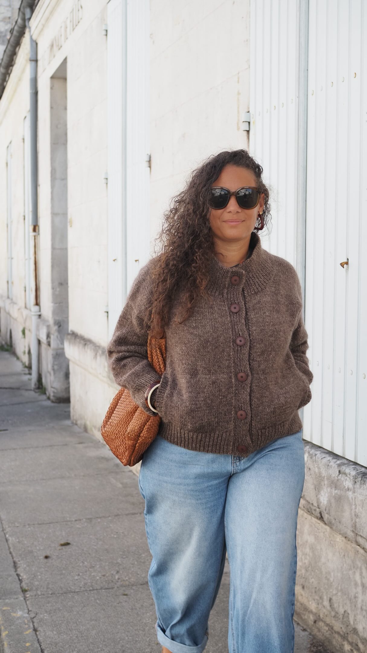 La veste/jacc’et Brooklyn est sortie hier et Merci beaucoup pour l’accueil super chaleureux que vous lui avez réservé !!! 🫶🏽
Je suis tellement heureuse que cette veste vous accompagne pour vos automne/hiver à venir.
🧸 J’ai tricoté ma version avec un fil Nature de @lainesduvalgaudemar et un fil de kms de @yarnbysimone J’obtiens un tissu bien dense, chaud et doux. Et c’est exactement ce que je voulais. C’est vraiment idéal pour une veste/blouson qui se tient mais garde tout de même un peu de fluidité.
💌 la veste BROOKLYN est disponible sur Ravelry & www.AtelierEmilie.com
. en français et anglais . 9 tailles .
✨ 10% avec le code BROOKLYN jusqu’au 10/10