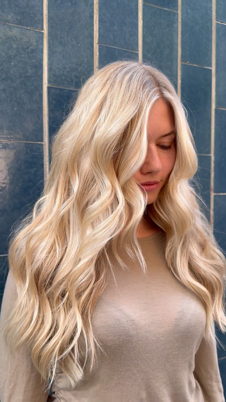 Our clients called: THE LUXURY BLONDE and we love that… Taglio e colore firmati Ch3ange
Per il colore e’ una tecnica esclusiva un (mix di airtouch + balayage)
📍MILANO, Via Bullona 1
#blondehair #haircut #capellibiondi #milanhair #parrucchierimilano