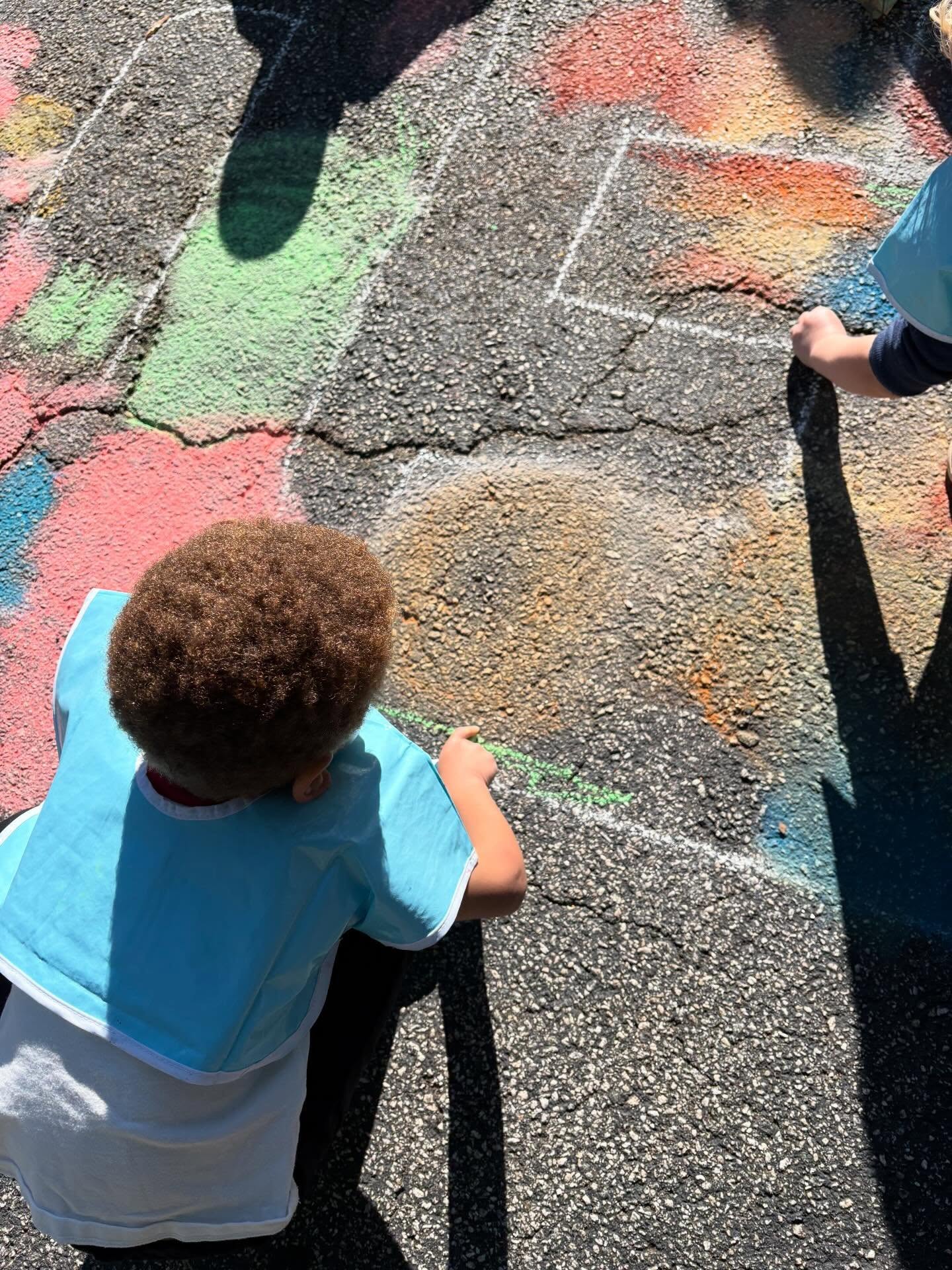 Today I visited The Walker School and worked with 3 and 4 year olds, teaching them about my job as a chalk artist and chalking techniques! Early Learners practiced making a gradient and staying between the lines as they filled in a giant “WALKER”. Pre-K have been learning about dimensional forms, so we drew spheres! These kids were so engaged and interested in it all. Thanks for having me, @thewalkerschool - I really enjoyed sharing my craft with these kiddos!
#ATLChalkArtist #ChalkArtist #TheWalkerSchool #ChalkWorkshop #ArtEducator