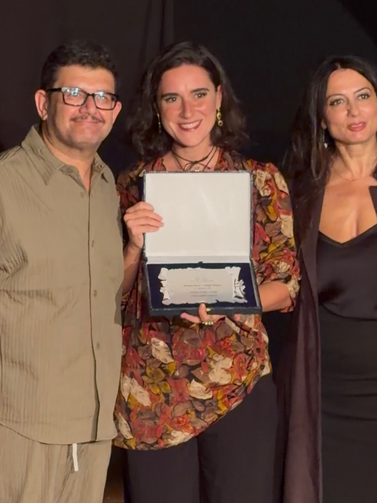 Viva Martina!
@martinadepaola, allieva al terzo anno del Triennio Recitazione, si porta a casa il Premio Nazionale “Serra-Campi Flegrei” per la sezione Miglior Attore/Attrice!
(Sí lo sappiamo la foto non è il massimo ma l’importante è festeggiare che ha vinto!)