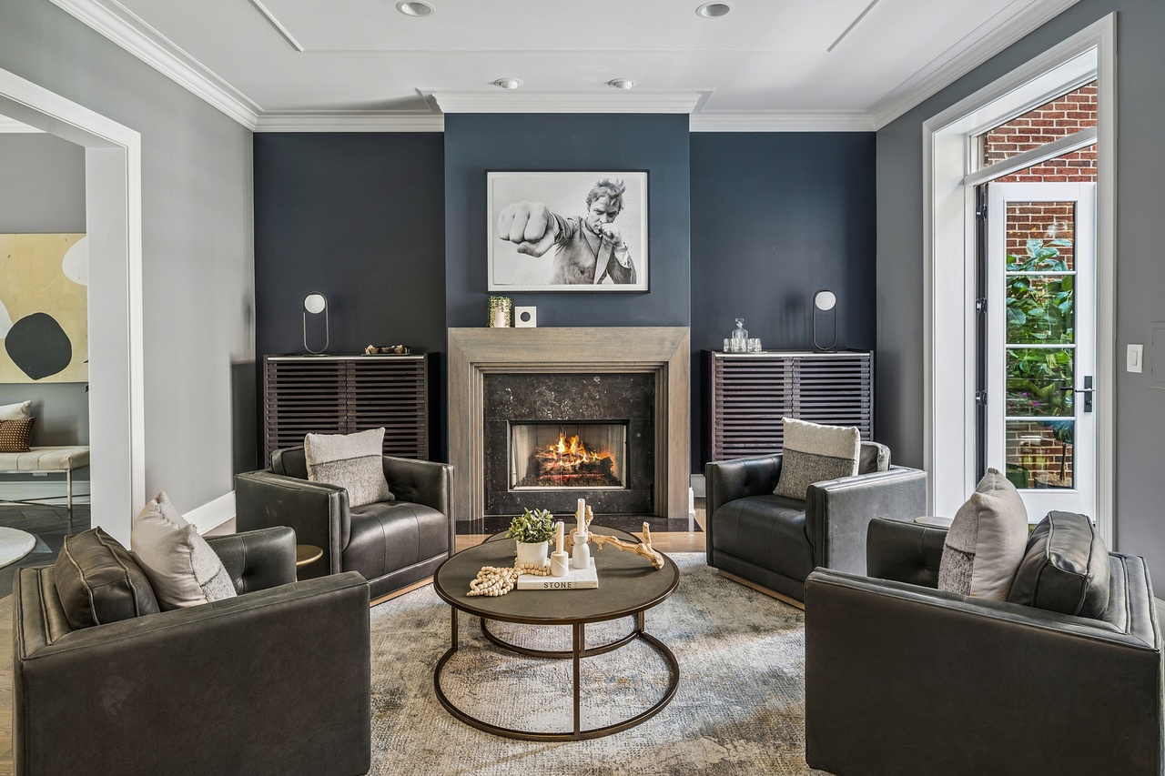 A moody, conversational seating arrangement to elevate this living room. By pulling furniture away from the walls and any screens, and toward the center, you create an intimate setup that encourages long conversations and slow evenings. #chicago #chicagorealestate #havenhomestager #chicagohomestaging #stagingworks #stagingsells #staging #homestaging