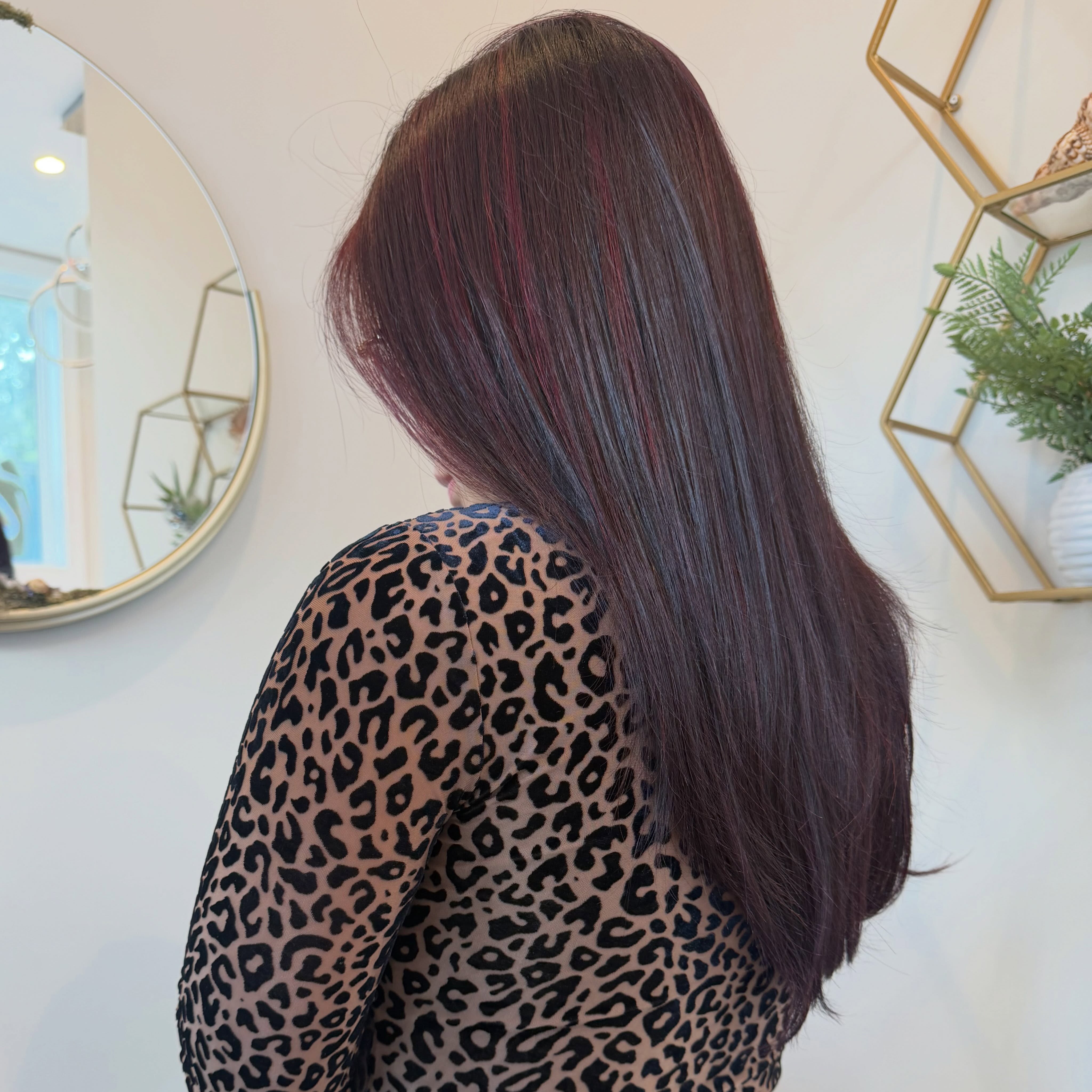 The perfect Cherry Cola with beautiful angles and layers- created by Alissa ✨
.
.
.
.
#guilfordct #guilfordcthairsalon #guilfordcthairstylist #cthairsalon #fallhaircolor