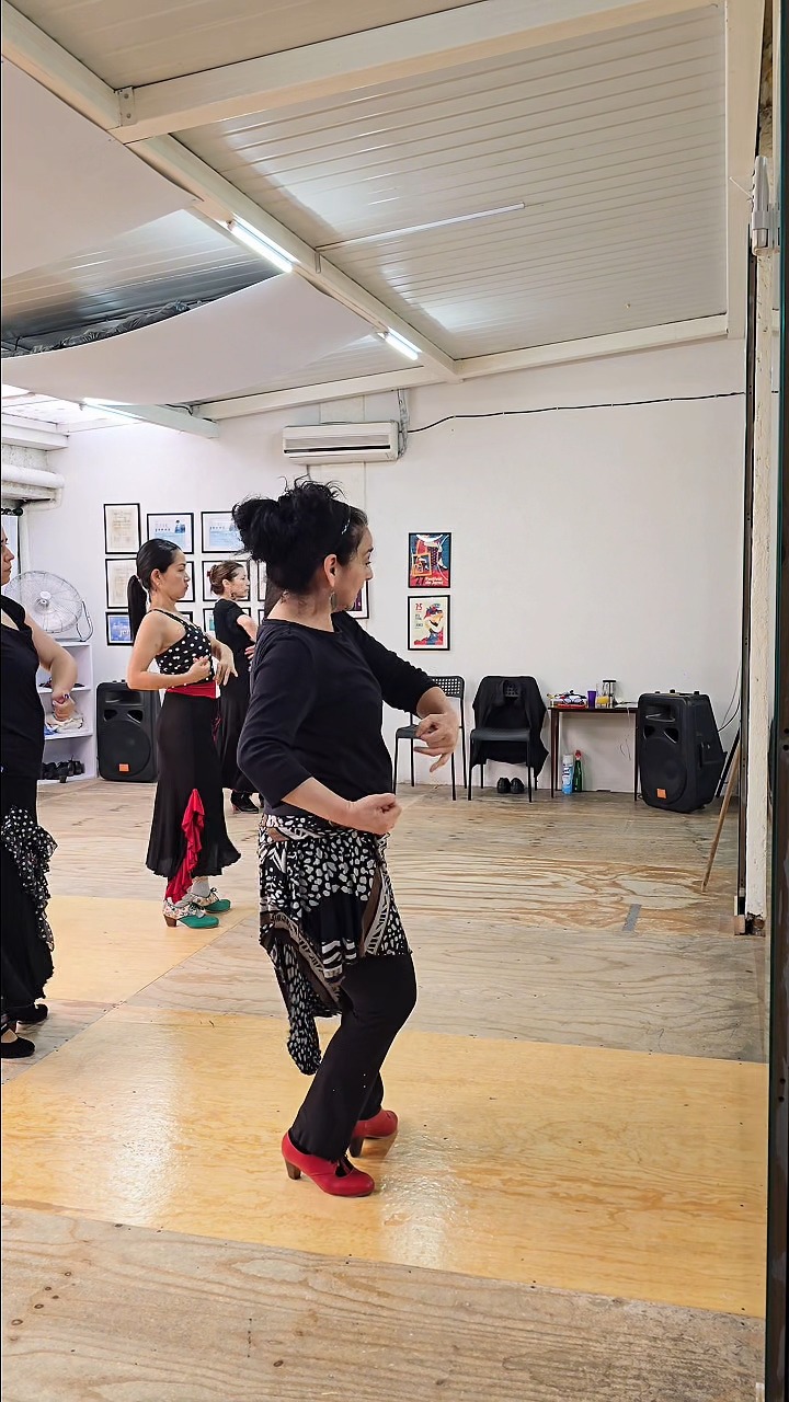 ¿Llevas tiempo diciendo "algún día voy a aprender flamenco"? 💃
Ese día puede ser esta semana. En nuestra escuela tenemos clases para todos los niveles: desde quien nunca ha zapateado hasta quien ya quiere perfeccionar su técnica.
No necesitas experiencia, ni falda, ni zapatos. Solo ganas.
👉 Escríbenos por WhatsApp y agenda tu clase de prueba.
📲 55 1907 6640
📍 Amores 1021, Col. Del Valle, CDMX
#flamencocdmx #baileflamenco #flamencomexico #clasesdeflamenco