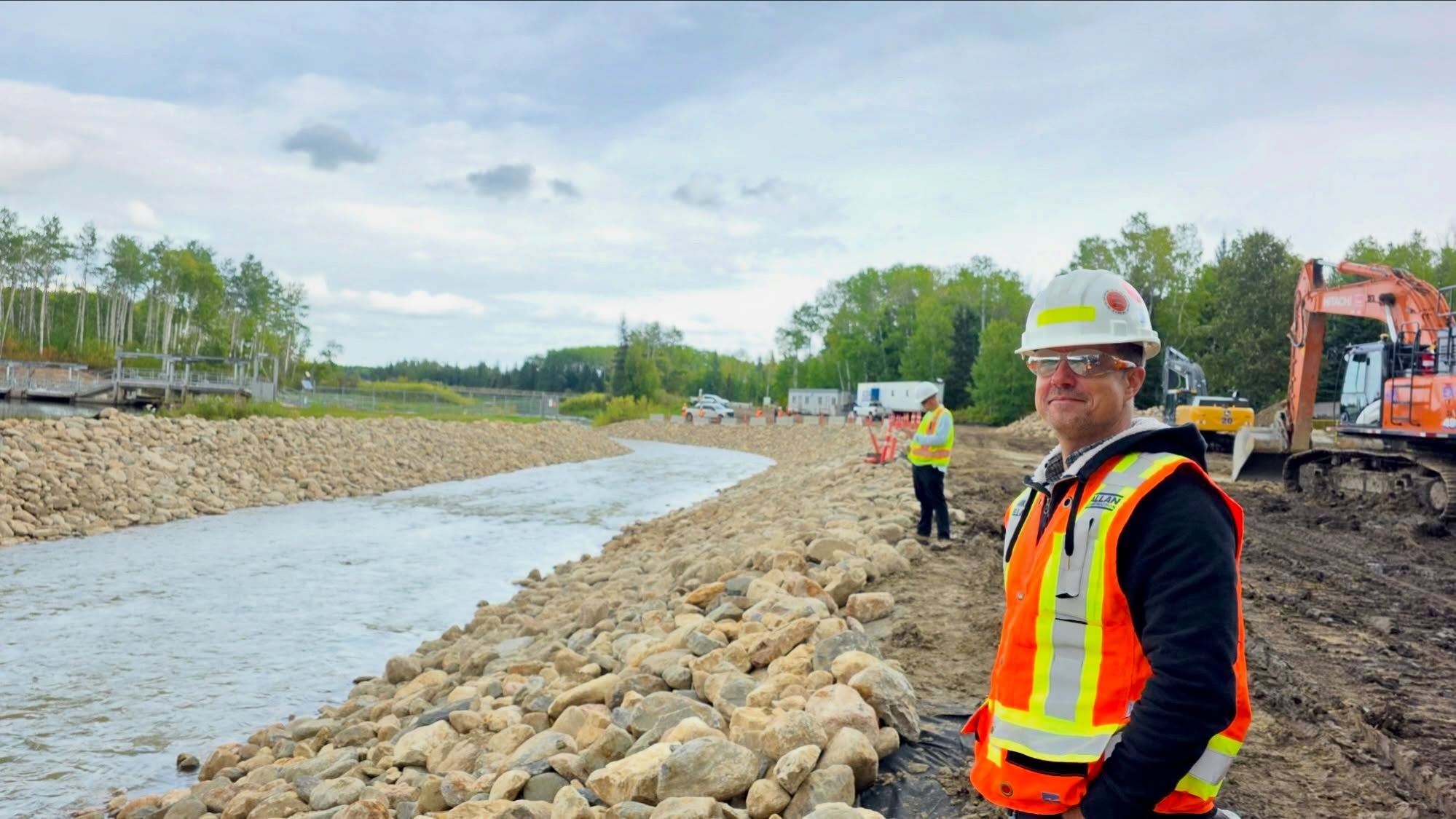 ALLAN continues to grind. This work requires careful planning, teamwork, and respect for the environment. Every stone plays a role in creating a safer, more resilient channel for the future.
#AllanConstruction #teamwork #Saskatchewan
