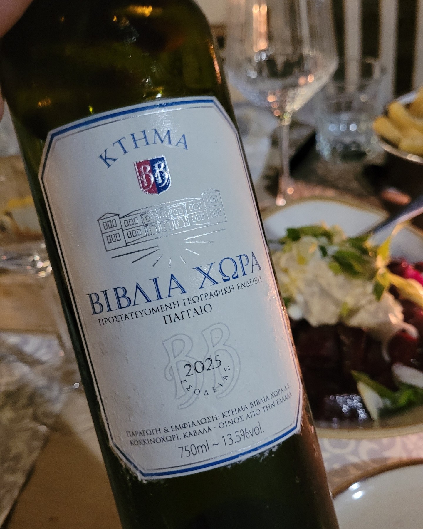 Most exotic Biblia Chora White in years – and the best I've had.
Ktima Biblia Chora White 2025 – PGI Pangeon, Macedonia | 93/100 🍷
This is the very first wine Vangelis Gerovassiliou and Vassilis Tsaktsarlis bottled after founding the estate (@ktimabibliachora) in 1998 – vintage 2001, carrying the estate's name with no addition. Both trained in Bordeaux, Tsaktsarlis under Denis Dubourdieu, and the estate calls it the first Greek pairing of Sauvignon Blanc and Assyrtiko. The 2025 stands at 60/40 – the 2020 was still 50/50, so the Sauvignon share has grown. Grown organically at around 380 metres on Pangeon near Kavala, stony limestone-clay soils, short skin contact, cool stainless steel, no oak, 13.5%.
2025 was a calm year on Pangeon: a cold, wet winter, then July and August days above 35°C with nights dropping 10–15 degrees, measured at the estate's own weather station. Exactly the swing that keeps aroma and freshness alive in whites like this.
To me it's the most exotic vintage of this wine in a long time – papaya and mango on the nose, which one might cautiously credit to the higher Sauvignon share. The palate leads with structure: lovely interplay, good grip unfolding mid-palate without overshadowing the attack. The finish flows, with an acidity that stays out of the spotlight and makes it all the more drinkable. It's remarkably ready already – no wonder I now see it in every Greek restaurant, and the estate itself recommends drinking it within two years of the vintage. It costs around 15 euros in Greece. The only previous vintage I've recorded, the 2020, sat at 91+ when I tasted it in 2021 at one year old – this one tops it. 93/100.
Full note in our database – link in bio.
Save this for your next Greek restaurant wine list. 👇
#GreekWine #SauvignonBlanc #Assyrtiko #BibliaChora #GreekWhiteWine