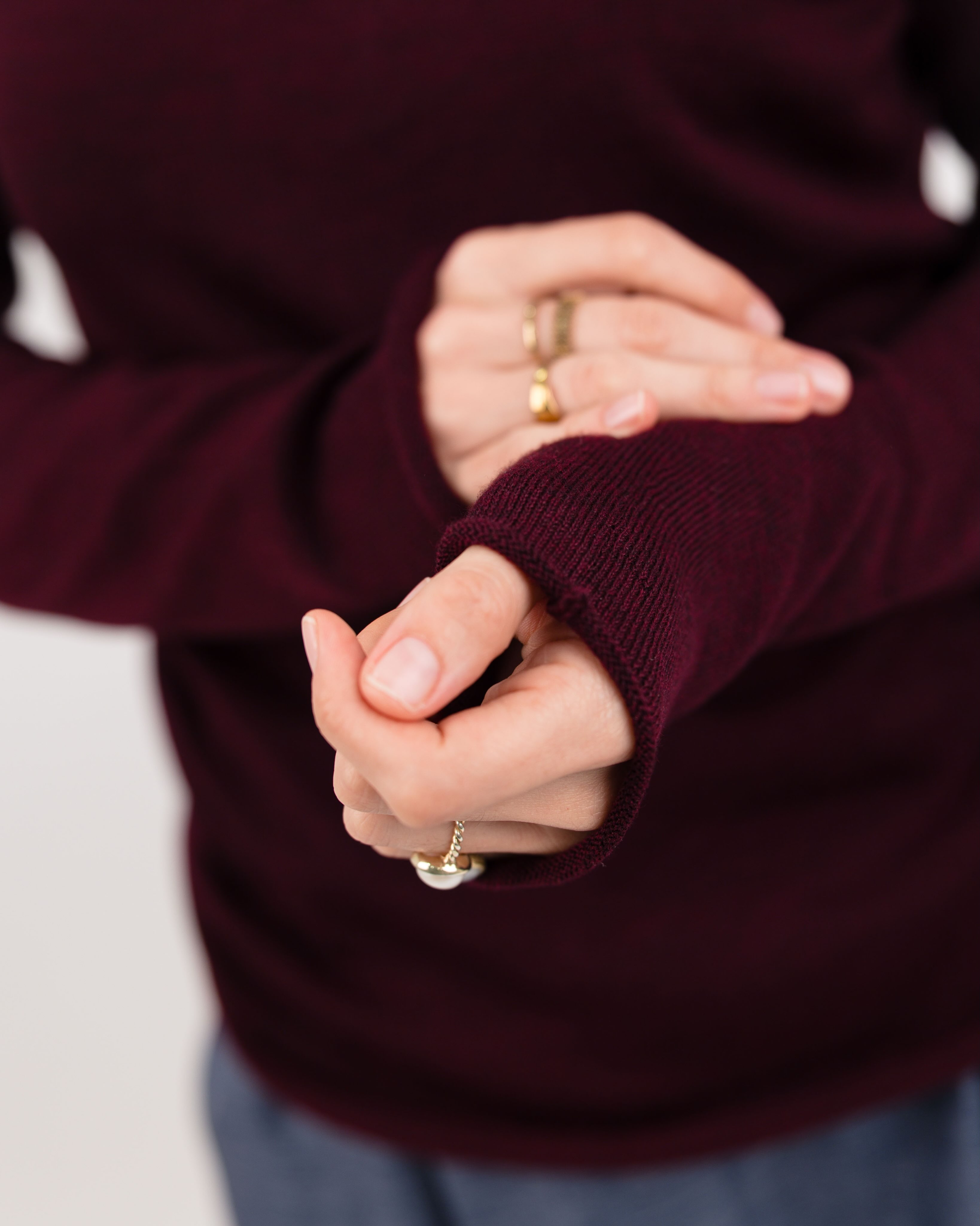 Non poteva mancare a viziarci in questo nuovo autunno/inverno.
E’ in un colore che aspettavate.
Tocco soffice e indosso caldo, la maglia Riccia è il respiro che mancava alla collezione Eterea, ora il nuovo progetto è completo ed è tutto per te.
Riccia non è sola questa volta, si accompagna ad una sciarpa petit a coste realizzata nello stesso filato, Rocca.
Le dolci e sicure compagne di un inverno.
Riccia è la maglia da portare a pelle, non ti chiede di indossare altro tra lei e te, diventerete subito intime.
A far stare bene e al caldo confortevole la tua pelle ci pensa il filato pregiato in 70% lana merino extrafine e 30% seta, avvolge ma senza ingombro le tue forme, è la maglia da portare anche sotto altri volumi.
Rocca è la sciarpa petit a coste che abbraccia il collo con stile, le sue misure e la sua smacchinatura la rendono perfetta per essere annodata come un foulard in tessuto a finire il look su una maglia, una camicia, sotto una giacca o il cappotto.
Rocca è l’accessorio caldo che regala personalità.
Il colore, Borgogna in mélange, profondo e intenso, accogliente e sofisticato.
Come sofisticate sono la maglia Riccia e la sciarpa petit Rocca.
Puoi sceglierle in coordinato o separate,
sono in prevendita da oggi e fino al 20 Ottobre poi Laura, dal suo laboratorio in Liguria, inizierà a smacchinare tutte le prenotazioni su telai a trazione manuale, cioè a mano come la maglieria di una volta, telo dopo telo con la stessa cura e attenzione con cui noi lavoriamo i tessuti.
Ora in shop online su www.filotrama.it
Foto @carlo_terenzi_fotografo
#formalstyle#timelesselegance#knitwearstyle