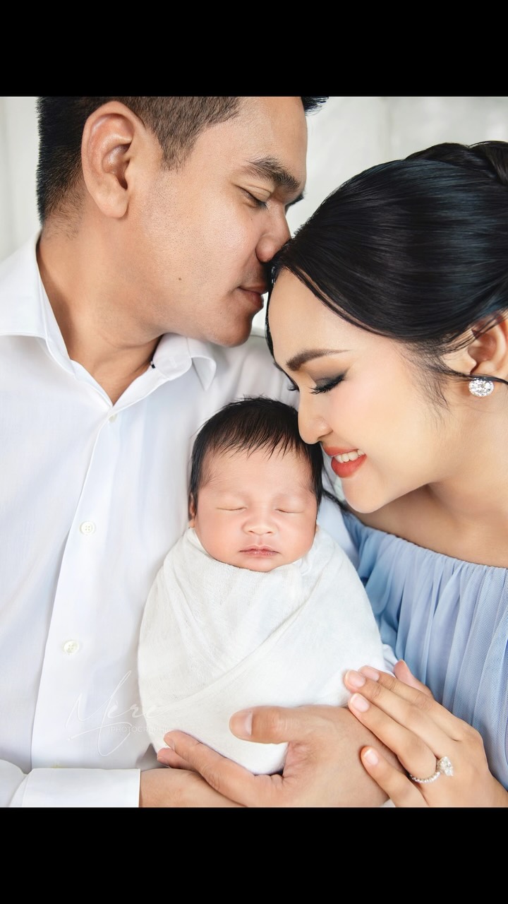 Behind every beautiful portrait is a little magic in the making. ✨ From the behind-the-scenes moments to the final timeless image, every detail is thoughtfully created to tell your story. 🤍
📍 Mère Photographie | First Specialized Boutique Studio | EST. 2015
🤍 Maternity • Newborn • Baby • Family • Boudoir • Pre-Wedding • Event Photography
📩 Telegram: +85589892949
🌐 www.merephotographie.com | LINK IN BIO
📍 Location: Sen Sok | LINK IN BIO