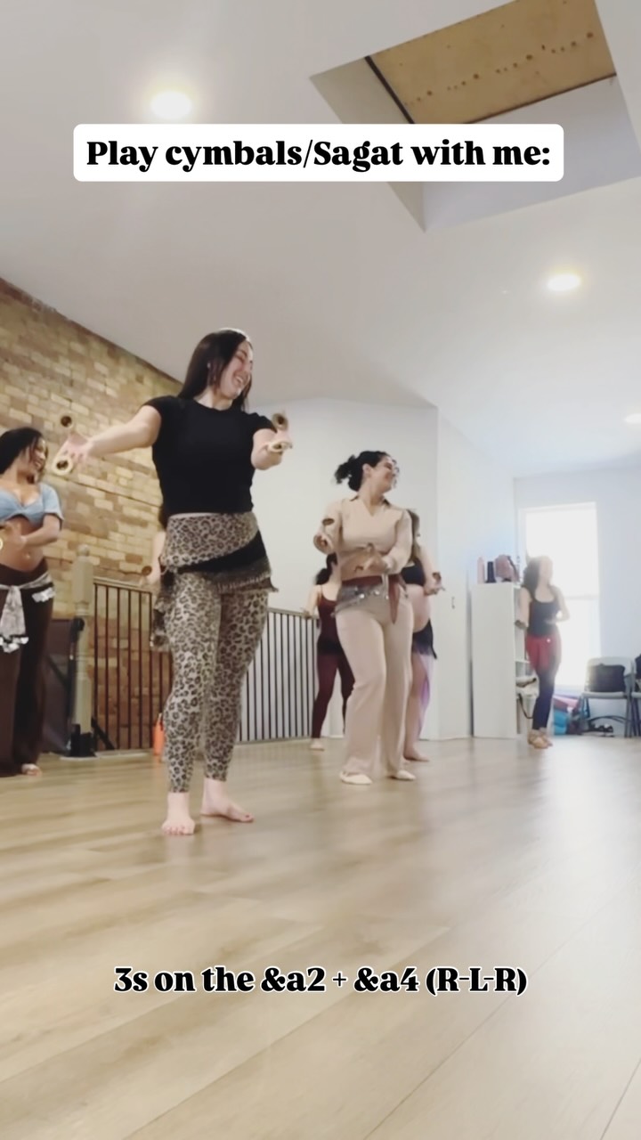 Grab your cymbals and play these combinations with me! 🌟💃 song is “Salametha Om Hassan” by Ahmed Adeweya 🎶
….
Raqs Sharqi, Egyptian dance, Bellydance class in Toronto, Etobicoke and Mississauga
#torontobellydance #raqssharqi #learntobellydance #bellydanceclass #egyptiandance