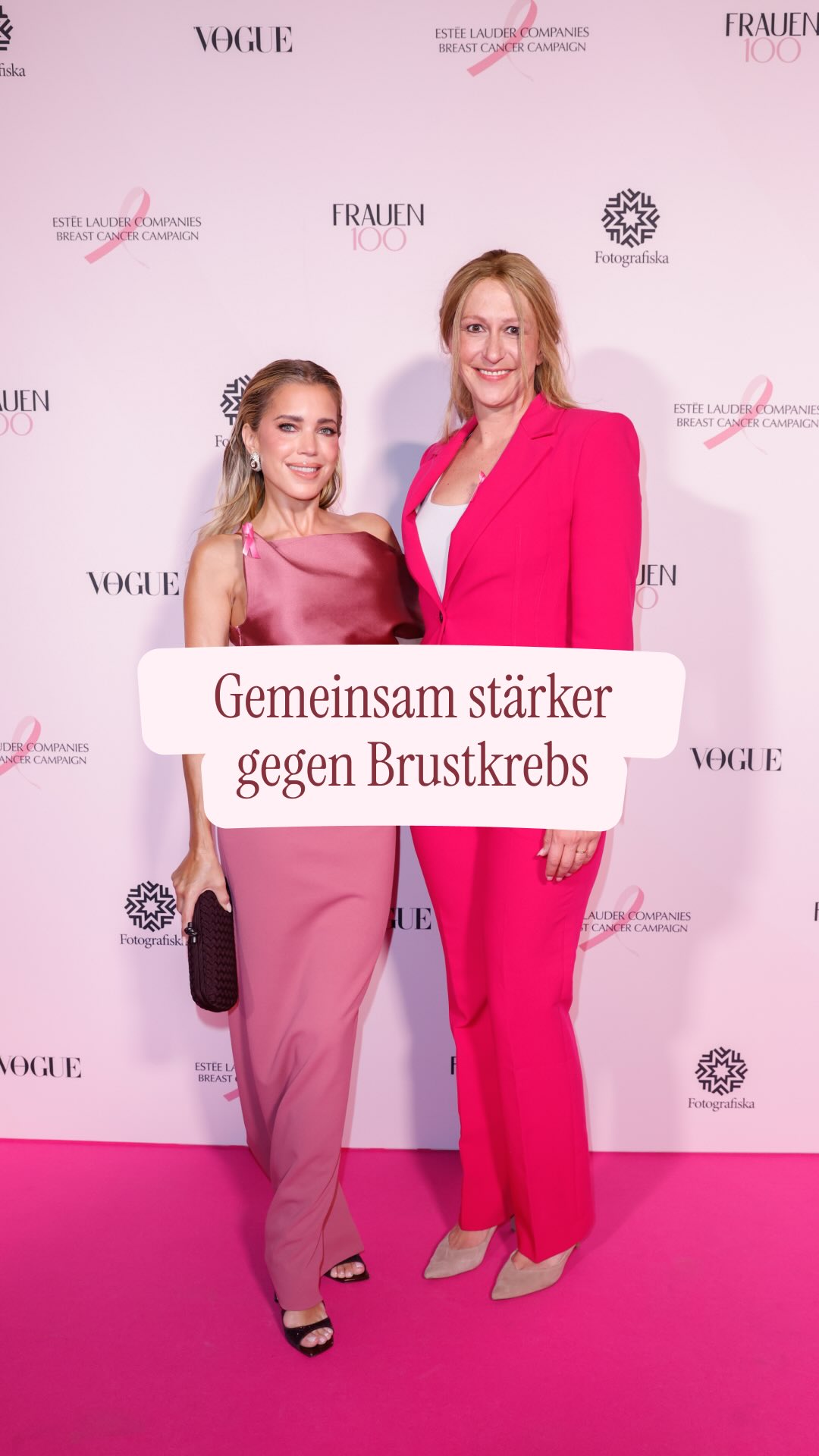 Anzeige: Zusammenkommen, Austauschen, Verantwortung übernehmen.
Bei der “One in Eight” Gala Night teilten @balbina_nanana, @paula.schramm und @jette, was es für sie bedeutet, gemeinsam stärker zu sein.
@esteelaudercompanies @fotografiska @voguegermany 🎀
Was bedeutet “gemeinsam stärker” für dich?
#FRAUEN100 #oneineight #galanight #gemeinsamstärkergegenbrustkrebs #breastcancerawareness
