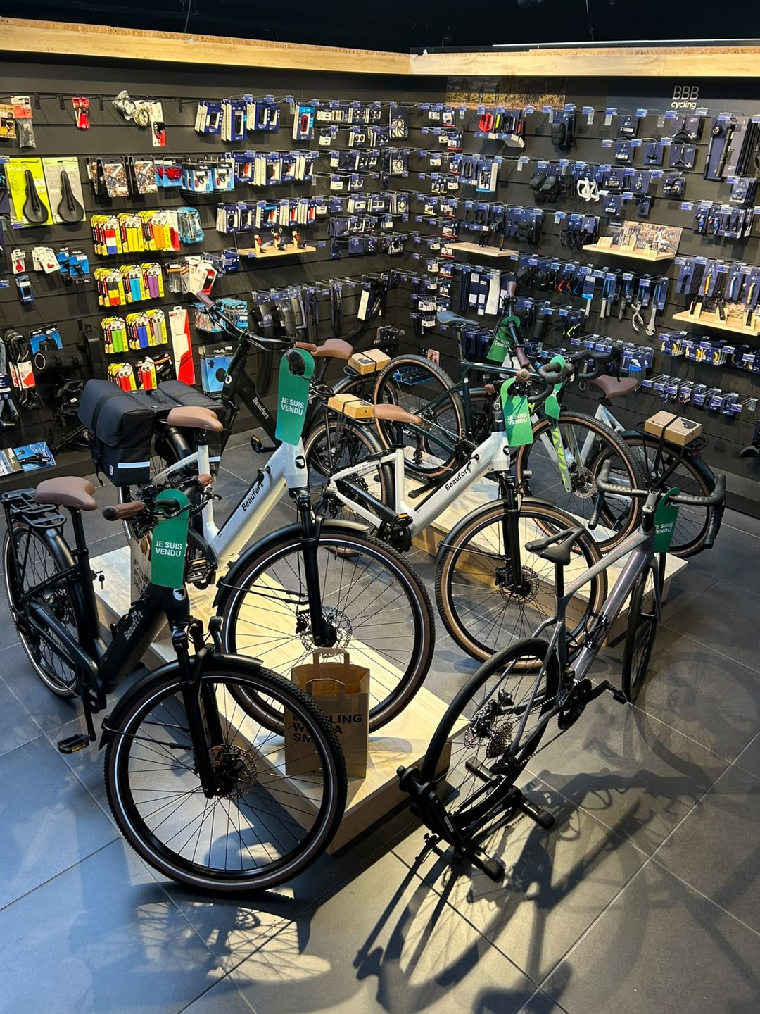 Silence radio depuis une semaine ? On était un peu occupés 😅
Atelier plein, vélos vendus 🚲✅
☀️ Été indien = on roule encore !
🎉 Prix anniversaire jusqu'au 31/12 ou épuisement du stock… et le stock part vite 👀
Beaufort • BH Bikes • Ridley • Q'Motiv • Megamo • Polygon
#VandammeCycling #velo #ebike #veloelectrique #Beaufort #BHBikes #Ridley #QMotiv #Megamo #polygonbikes