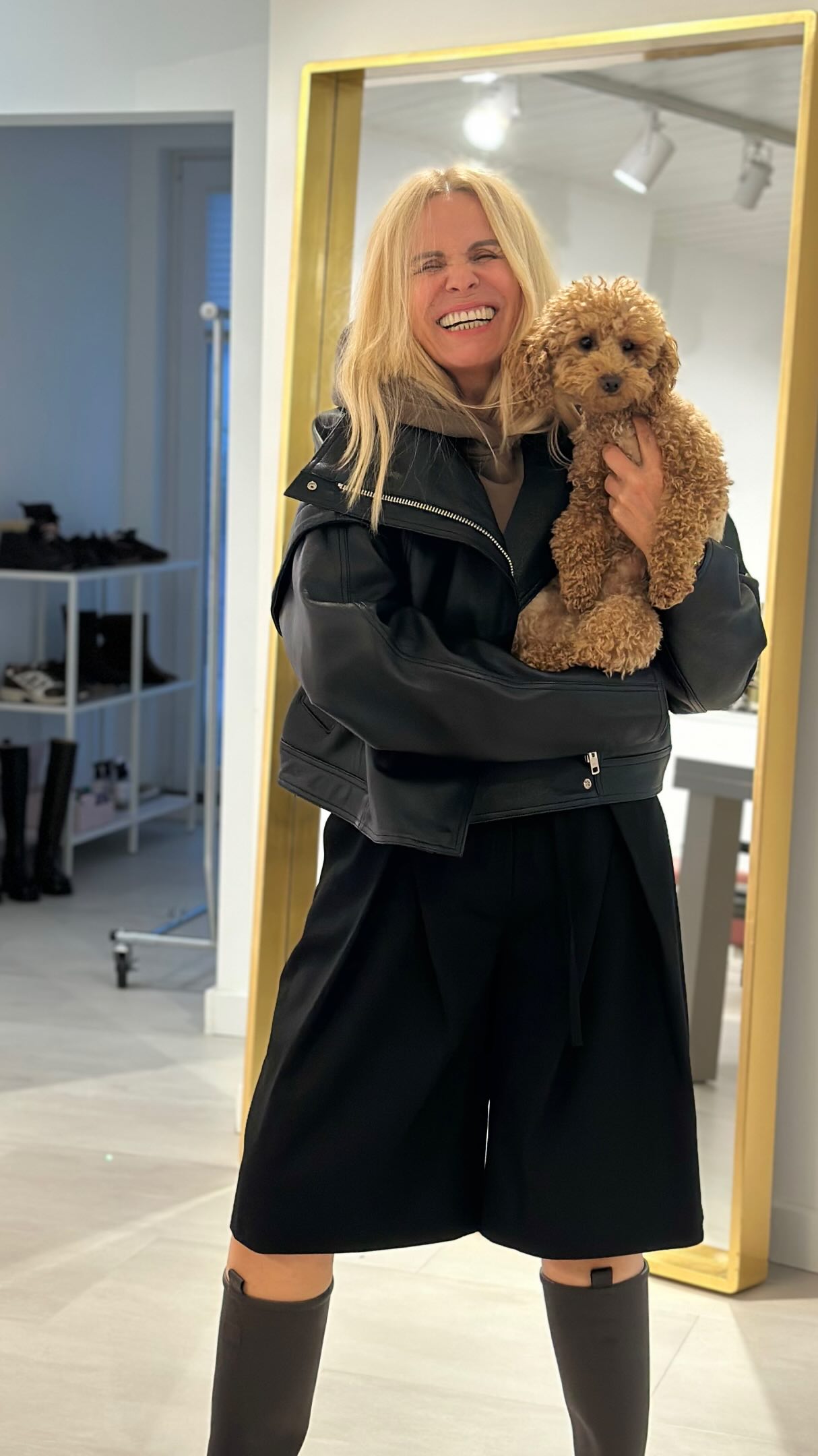 Ein Look ganz in Sofie Schnoor: Tailored Bermuda Shorts, die angesagten Rain Boots und natürlich ein Hoodie. Wer mich kennt, weiß: Ich bin einfach ein Hoodie Girl.
Und ganz neu in der Auslieferung: diese mega coole Statement Leather Jacket. Für mich schon jetzt ein absolutes Lieblingspiece. 💘
Feierst Du den Look genauso, wie ich? ⬇️
Ich wünsche euch allen einen schönen Abend.
_______
Willkommen bei Carmen Fischer Agents.
Unser Showroom im Düsseldorfer Lorettoviertel ist ein Treffpunkt für internationale Fashion Labels und den stationären Handel.
Hier entdecken Concept Stores, Boutiquen und Einkäufer eine sorgfältig kuratierte Auswahl aus Fashion, Schmuck, Accessoires und Schuhen.
Wir glauben an starke Marken, persönliche Beziehungen und Kollektionen, die im Handel wirklich funktionieren.
• Showroom in Düsseldorf
• Fashion, Schmuck, Accessoires, Schuhe
• Für Concept Stores, Boutiquen und Einkäufer
Sie möchten unsere Marken kennenlernen?
Buchen Sie Ihren Termin über den Link in unserer Bio.