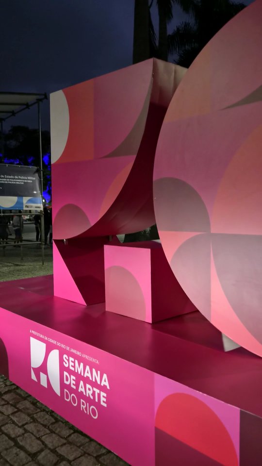 Da impressora para a rua: o caminho da identidade visual da Semana de Arte do Rio.
O grafismo do evento saiu da impressão em grande formato, foi aplicado nos módulos de banheiro durante a montagem e apareceu nos pórticos de acesso e na escultura do símbolo, que virou ponto de encontro do público.
Cada peça precisa resistir à rua e continuar reconhecível de longe.
Produtores e equipes de marketing cultural: qual ponto do seu próximo evento precisa ser identificado? Mande sua demanda para a Arrematte.
#impressaodigital #envelopamento #semanadeartedorio #eventosculturais #arrematte