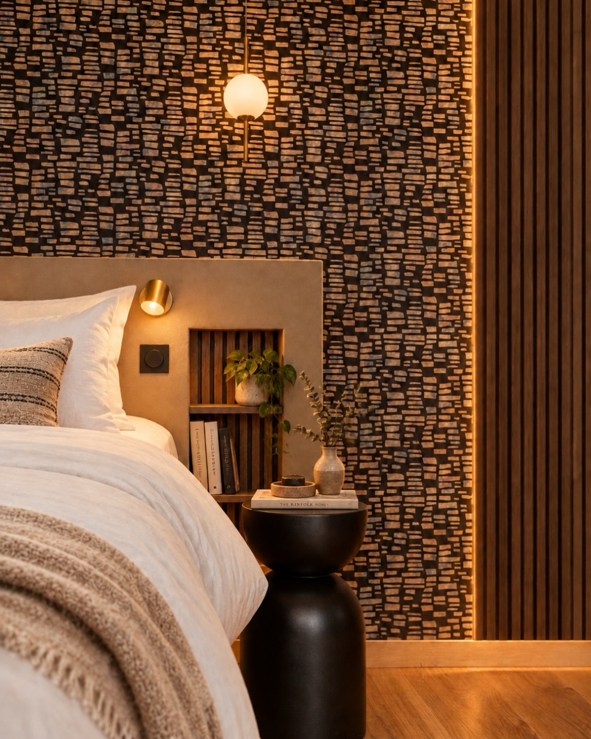 Retour sur le projet BELLE VUE avec cette ambiance chocolatée.
L’automne arrive… et avec lui, l’envie de vous parler des chambres.
C’est un espace que j’aime profondément travailler. Ici, tout tourne autour de la lumière : celle, naturelle, qui glisse par les baies vitrées et pose des ombres douces sur le parquet. Et celle que l’on crée, pensée pour donner du volume, du mouvement, une ambiance.
Une seule chambre. Cinq sources d’éclairage
#architecturedintérieur #decorationdinterieur #chambreparentale #ambiancecocooning #eclairage