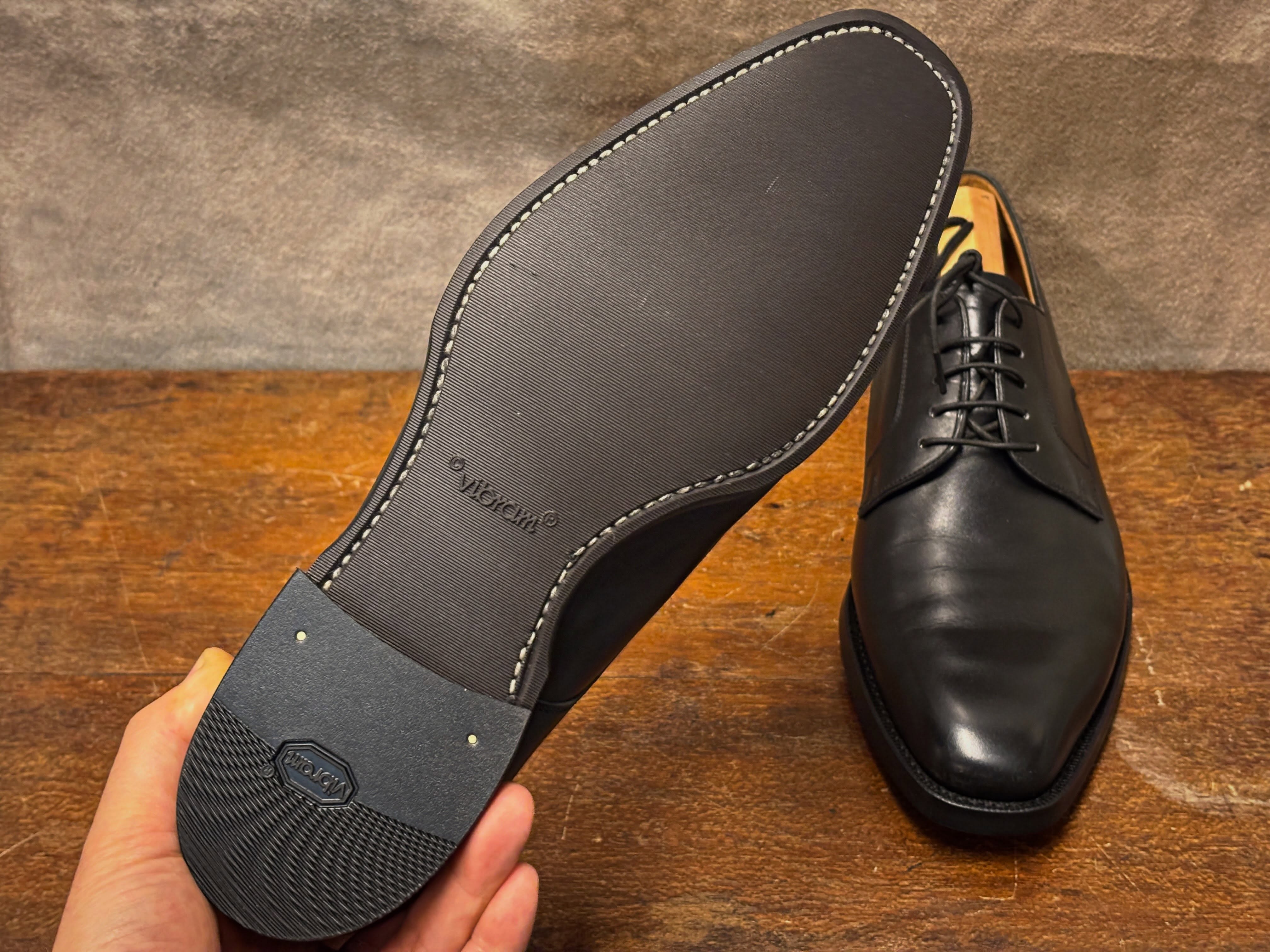 Johnston&Murphy (ジョンストン マーフィー)
ジョンマーのプレーントゥ。
リーガル製です。
元はレザーソールでしたが、Vibram268というシンプルなラバーへとオールソール。
厚みが6mmと分厚く修理当初は硬く感じるかもしれませんが、その分耐久力がありますね。
細かく入ったスリットが滑り止めとして機能します。
■ご案内■
・ROOSTでは、郵送・配送での修理も受付けています
サイト内「オーダーの方法」にあるお問合せフォームか、メールやラインにてお問合せください。
※写真を添付して頂けるとよりスムーズに修理のご案内ができます。
2026.10.09
#靴修理 #johnstonmurphy #リーガル製