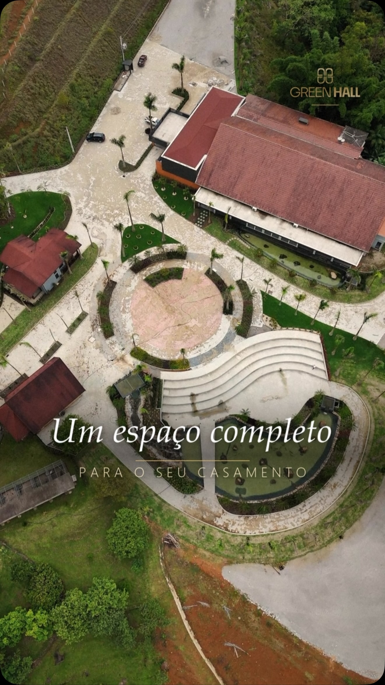 Do “sim” à última dança, sem sair do lugar. 🤍
Imagina viver o dia mais importante da sua vida sem pressa, sem trânsito e sem correria entre um lugar e outro.
No Green Hall, tudo acontece no mesmo espaço:
✨ Casa da Noiva, para se arrumar com calma, conforto e luz natural
⛪ Capela, para um “sim” cercado de flores e emoção
🥂 Salão Principal, para a recepção que vocês sempre sonharam
🌿 Espaço ao Ar Livre, para cerimônias ao pôr do sol cercadas pela natureza
Um único endereço. Uma experiência completa.
Porque o seu casamento merece ser vivido, não corrido.
💍 Está noivo(a) ou conhece alguém que está? Marca aqui nos comentários quem precisa conhecer esse lugar!
📅 Agende sua visita pelo link da bio ou pelo direct.
📍 Green Hall Centro de Eventos | Gaspar - SC
#casamento #casamentoemgaspar #casamentosc #espaçoparacasamento #casamentoaoarlivre noivas2027 greenhalleventosoficial