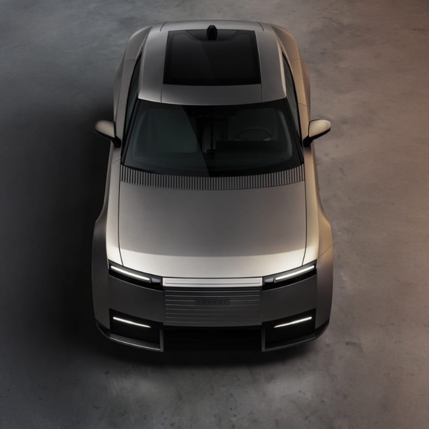 Uma nova era para a Jaguar começa sobre quatro rodas.
O Type 01 é o primeiro modelo de produção desenvolvido sobre a nova Jaguar Electric Architecture, a JEA, e transforma a eletrificação em uma oportunidade para repensar proporções, design e experiência a bordo.
Teto baixo, capô longo, rodas de 23 polegadas, três motores elétricos, até 1.030 cv e uma cabine que parece ter sido desenhada como uma arquitetura própria. Tudo isso em um GT de quatro portas que traduz a nova fase da marca britânica sem simplesmente olhar para o passado.
O Type 01 chega como o primeiro capítulo de uma nova geração da Jaguar, com encomendas previstas para o início de 2027.
Contamos mais sobre o design, a tecnologia e a proposta por trás desse novo Jaguar na matéria completa.
Leia no link da bio.
#Jaguar #JaguarType01 #CarrosDeLuxo #CarroEletrico #Automoveis DesignAutomotivo