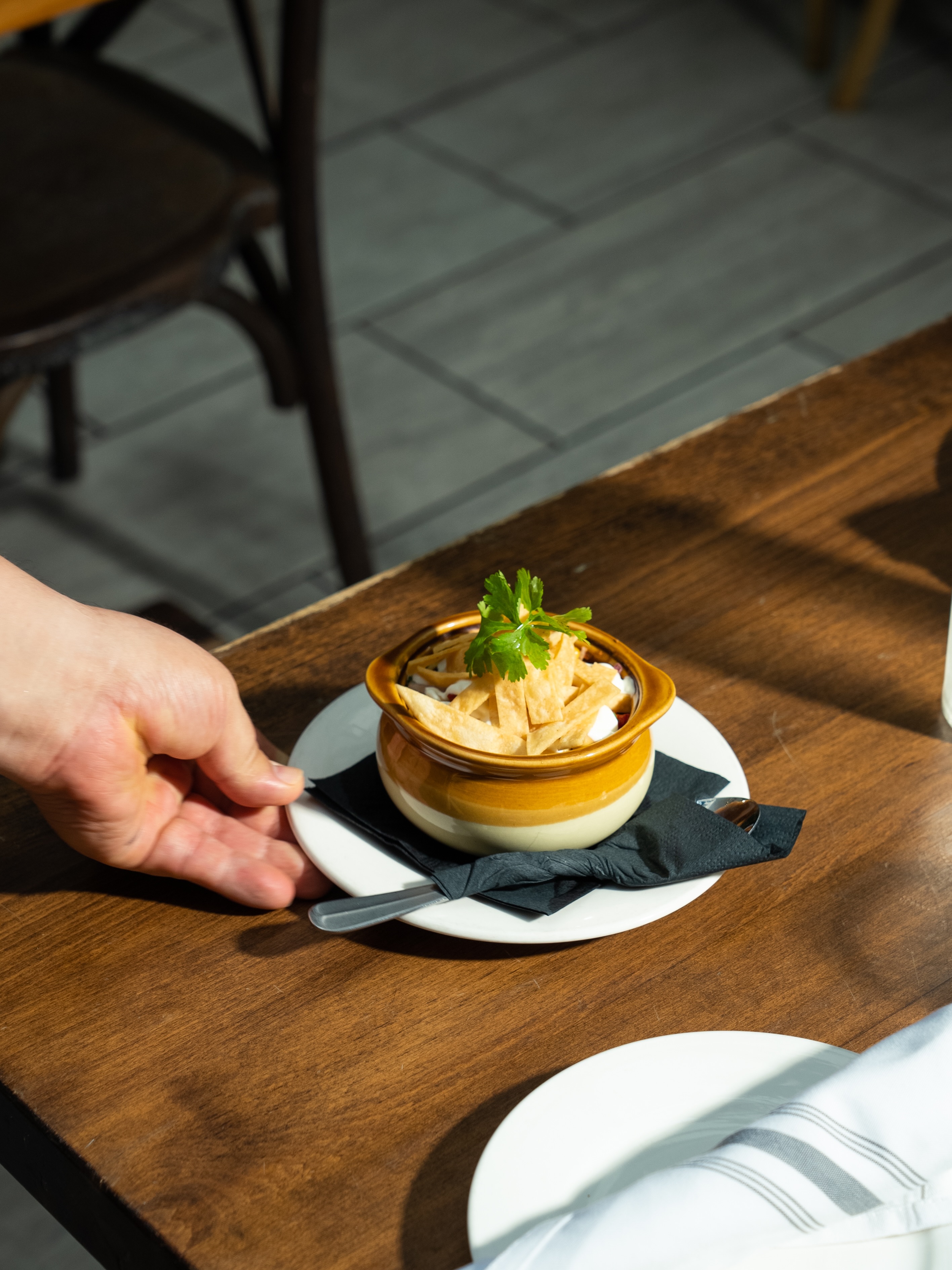 The perfect Fall dish, Chipotle Ale Chili. 🌶️ – We simmer our chili with chipotle and ale, top it with charred corn salsa and a dollop of sour cream, and serve it alongside tortilla chips. #Draught55
#midtownnyc #chili #comfortfood #nycfoodie