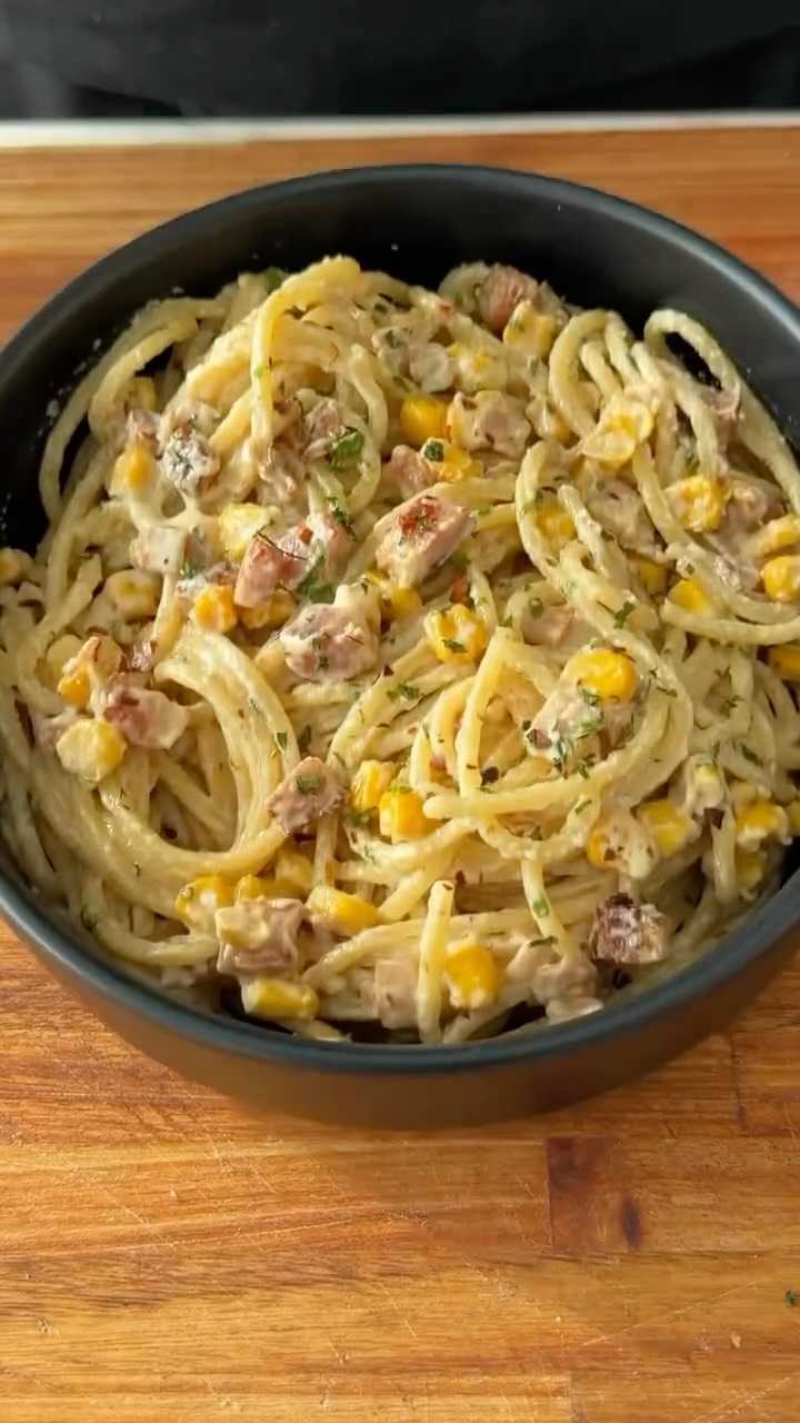 🍝 ¿Poco tiempo y cero ganas de complicarte? Guarda esta receta.
Una pasta cremosa, rápida y con ingredientes simples para esos días en que necesitas resolver el almuerzo o la cena en pocos minutos ✨
💡 Tip Vilbofit: si quieres hacerla un poco más completa, puedes acompañarla con una buena porción de verduras y ajustar las cantidades de crema, panceta y queso según tus necesidades.
Porque comer rico también puede ser parte de una alimentación equilibrada 🙌
Receta original de @lasrecetasdesimon
¿La prepararías? 👀
#Vilbofit #recetasfaciles