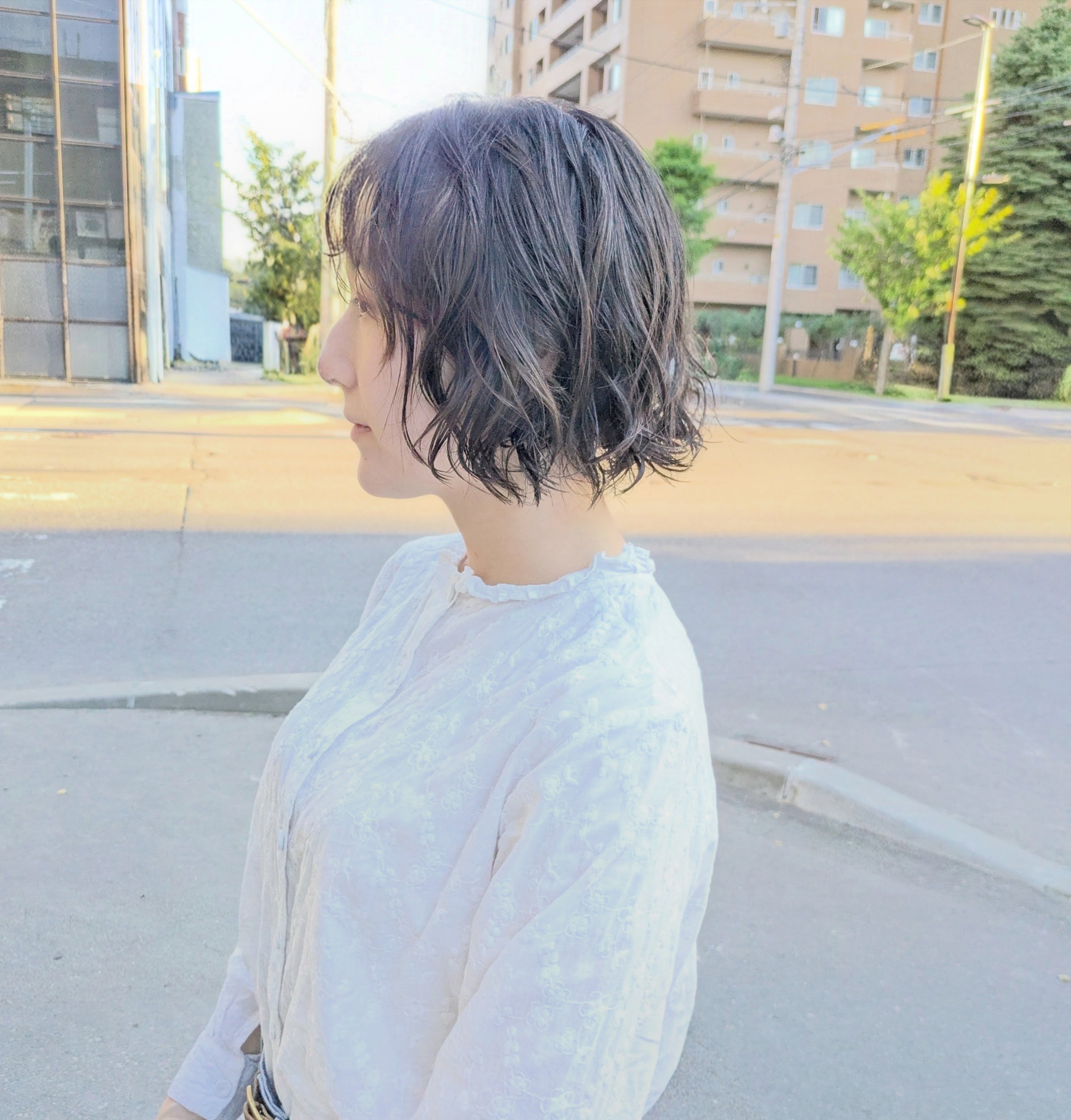 #札幌#hairstyle#ヘアスタイル#髪型#オーガニックカラー
伸ばしかけも楽しめるパーマ
雰囲気に合いそうなスパイラルパーマで、伸ばしかけのストレートヘアも飽きずに楽しめる様にさせて頂きました。
元々のボブにパーマの動きが出やすい様、必要な分のレイヤーと質感をカットで調整しています。
スタイリング剤はNドットのバームワックス。固めなのでパーマを再現しやすいです。パサつかずふんわりした質感にウェーブをキープしてくれます。
①しっかりウエット②水分が完全に飛ぶ位しっかりタオルドライ③バームワックスを適量しっかり手のひらと指の間に広げ、後ろの毛先から満遍なく髪全体に揉み込んでいく
パーマヘアのヘアケアは、現在はアミノ酸系ノンシリコンのシャンプーと補修力のある軽いタイプのトリートメントをお勧めしています。
洗浄力が優しいのでウェーブが長持ちしやすく、再度かけ直す時もシリコンが薬液を邪魔しません。
しっとりタイプのトリートメントは重さでウェーブが出にくくなる為、補修力のある軽いタイプのトリートメントでケアする事でパーマが再現しやすく、長く楽しめます。
✄✄✄@saikosatohatta
ありがとうございます✨
✂プライベートヘアサロン”Mehrry” ✂
体の一部であるヘアスタイルは、毎日心地良く過ごせるかどうかの大切な生活の一部と考えています。一人一人違う髪の毛の悩みやなりたい髪型のバックグラウンドを捉え、悩みをカバーする、または活かす、変化を加える事で、より洗練された雰囲気や魅力を引き出していきたいと考えています。
雰囲気や好み、個性、服装やライフスタイルなど、その時にフィットするヘアスタイルを、自分達の技術をアップデートしながら提供していきたいと考えています。健康的でツヤのある髪質がまとまりやすさに繋がる為、髪に負担の少ない薬剤を使用しています。施術頻度の高いヘアカラーでは、オーガニックカラーを主に使用し、更にトリートメントの原料をミックス(毛先まで塗布時)する事でヘアケアとカラーリングを同時進行しています。
💡私達が大切にしていること💡
・髪質の悩みを解消、または活かす⋯まとまりやすさ重視のベーシックなスタイルでもその方のベストバランスで、ストレスのない生活を送って頂く事。スタイリング剤で髪型が決まりやすいカットをし、日々ヘアスタイルを楽しんで頂く事。長期的に視野を持ち、次回来店まで持ちが良いカットをする事。個性を活かしたヘアスタイルを楽しんで頂く事。
・骨格等のコンプレックスをカバー、または活かす⋯カバーまたは逆算してバランスを良く見せる事、または逆手に取りコンプレックスを個性と捉え活かし、楽しんで頂く事。
・好みやライフスタイル等を理解しながら、更に良いヘアスタイルを楽しんで頂く為にプロの目線と培った技術をアップデートしながら提案させて頂く事。
・土台になる頭皮や髪に優しい薬剤を使用し、ヘアスタイルを楽しめる幅を広げる事。
・効果や使い心地が良いと実感できる、髪質に合う物(トリートメントやスタイリング剤等)を使用する事。