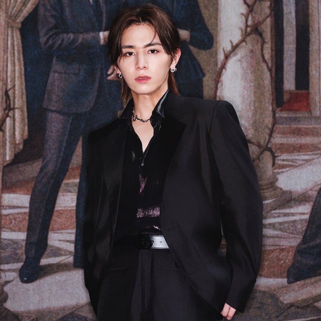 GUCCI「The World of Exclusive Creations」に山田涼介と戸田恵梨香が来場
グッチは、アーティスティック・ディレクター デムナがキュレーションする、ブランドの特別な世界観を表現するイベント「The World of Exclusive Creations」を東京・銀座で開催
本イベントでは、プレシャススキンを纏ったアイコニックなハンドバッグ〔グッチ バンブー 1947〕や〔グッチ ジャッキー 1961〕などのレザーグッズをはじめ、多彩なカラーのラインストーンを施したエレガントなパーティバッグ、職人の卓越した技術が光るイヴニングドレスやハイジュエリーなど、厳選されたスペシャルピースが並び、希少性の高いクリエイションの数々が、グッチの豊かな創造性と卓越したクラフツマンシップ、そしてブランドに受け継がれてきた歴史を感じられる空間を彩りました。
さらに会場には、2026年4月、イタリア・ミラノのサン・シンプリチャーノ大回廊で開催された没入型エキシビション「GUCCI MEMORIA」にて披露されたタペストリー インスタレーションの一部を特別展示。ブランドの伝統と未来へのビジョンが織りなす世界観のもと、クリエイティビティとクラフツマンシップを映し出す特別な空間が広がりました。
山田涼介、戸田恵梨香はタペストリー インスタレーションや希少なスペシャルピースの数々を特別な空間で鑑賞し、デムナのキュレーションによって表現されたブランドの新たな世界観を堪能しました。
【是非フォローをお願いします!】
@mashroom_tokyo
@gucci @demna
@ryosuke_yamada059 @toda_erika.official