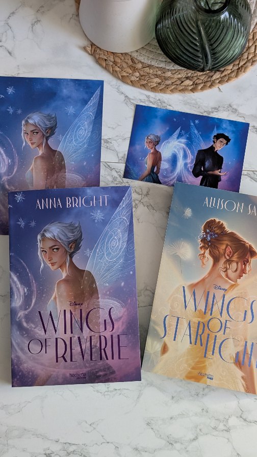Aujourd'hui j'ai reçu le roman de Anna Bright et celui de Allison Saft de chez @hachetteheroes. Il s'agit de « Wings of reverie » ainsi que de « Wings of Starlight » !
✨ Résumé Wings of Starlight ✨
Avant de devenir reine de la Vallée des Fées, elle n’était qu’une jeune fée tiraillée entre son cœur et son devoir.
Cela fait des siècles qu’une fée des saisons chaudes ne s’est pas aventurée dans la Forêt Blanche. Mais, alors que tous et toutes craignent les monstres légendaires qui peuplent les terres gelées, Clarion ne peut s’empêcher d’être captivée par la tranquille beauté de l’hiver. Sous la surveillance du monarque et des ministres des Saisons, elle n’a cependant pas le loisir de laisser libre cours à ses rêves éveillés, tandis que s’écoulent les jours qui la séparent de son couronnement.
Lorsque le royaume est mis en garde contre des monstres venus de l’Hiver, Clarion saisit sa chance de prouver qu’elle est digne du trône. À la lisière de la Forêt Blanche, où elle pensait trouver un monstre, elle rencontre Milori, un jeune gardien de le Forêt. Ensemble, ils nouent une alliance inattendue motivée par le même désir de protéger leurs terres.
Alors que ce lien se mue en quelque chose de plus fort, Clarion et Milori vont découvrir qu’il existe une raison pour laquelle les fées des saisons chaudes et les fées de l’Hiver ne doivent s’unir sous aucun prétexte… et le prix à payer est tout aussi terrible qu’une armée de monstres rôdant dans les bois.
#SortieLittéraire #bookstagram #booklover #unboxing #annabright