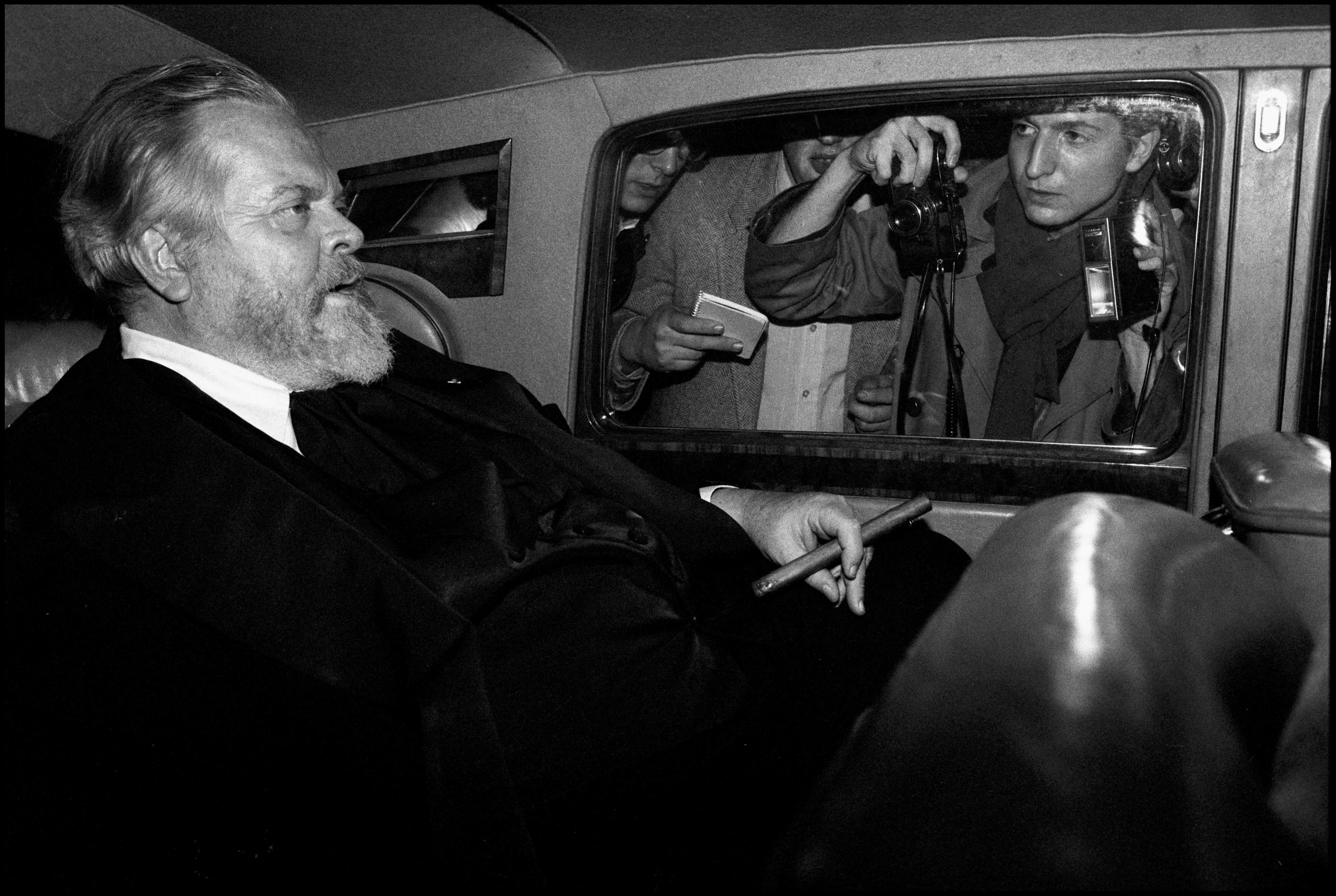 A l’occasion de l’anniversaire de la mort d’Orson Welles, le 10 octobre 1985, je vous propose à l’achat une photographie iconique de la star de cinéma signée par Bruno Mouron et Pascal Rostain, les célèbres photo-reporters des années 80 et 90.
Depuis l’exposition Famous que j’ai organisée en 2022, je continue à présenter un ensemble de leurs photos accompagnées de l’histoire de chaque image, recueillie directement auprès des photographes.
📸Ici
Orson Welles hôtel Lancaster
Paris, le 28 février 1982
Tirage argentique
Ex : 3/15
Signé et numéroté au dos
40 x 50 cm
Autre format proposé : 80 x 120 cm
Edition à partir du n°2/15
Chaque tirage est signé et numéroté par les photographes, réalisé à l’argentique par le laboratoire Toros Lab.
💬 « Orson n’était pas un ours,
En février 1982, Orson Welles est l’invité d’honneur de la 42e cérémonie des César. Pour Paris Match, Bruno Mouron suit pendant huit jours ce géant du 7e art, de sa Bentley aux grandes tables parisiennes.
Au bout de quelques jours, Orson Welles finit par réclamer une séance photo plus posée. Rendez-vous est pris à l’hôtel Lancaster. Mais, contre toute attente, c’est lui qui dirige la séance, indiquant aux photographes les angles de prise de vue et l’objectif à utiliser. C’est lui qui fait la photo !
Interrogé sur ses acteurs français préférés, sa réponse fuse : « Patrick Dewaere ».
Et pourtant, des clichés pris durant son séjour, les deux meilleurs sont ceux réalisés à la sauvette. La lumière, la composition, le regard, le cigare… Tout y est.
Comme quoi, une photo volée peut parfois être bien meilleure qu’une photo posée. »
Bruno Mouron
Associés depuis plusieurs décennies, Bruno Mouron et Pascal Rostain ont marqué l’histoire de la photographie people par leur regard audacieux et leurs clichés devenus emblématiques. Après avoir collaboré avec les plus grands magazines internationaux comme Paris Match, Vanity Fair, Stern, Sunday Times Magazine ou encore El Mundo, ils ouvrent aujourd’hui leurs archives à travers des images rares et intemporelles.
#orsonwells #stardecinema #brunomouronetpascalrostain #paparazzi #collectionstephaniepeyrissac