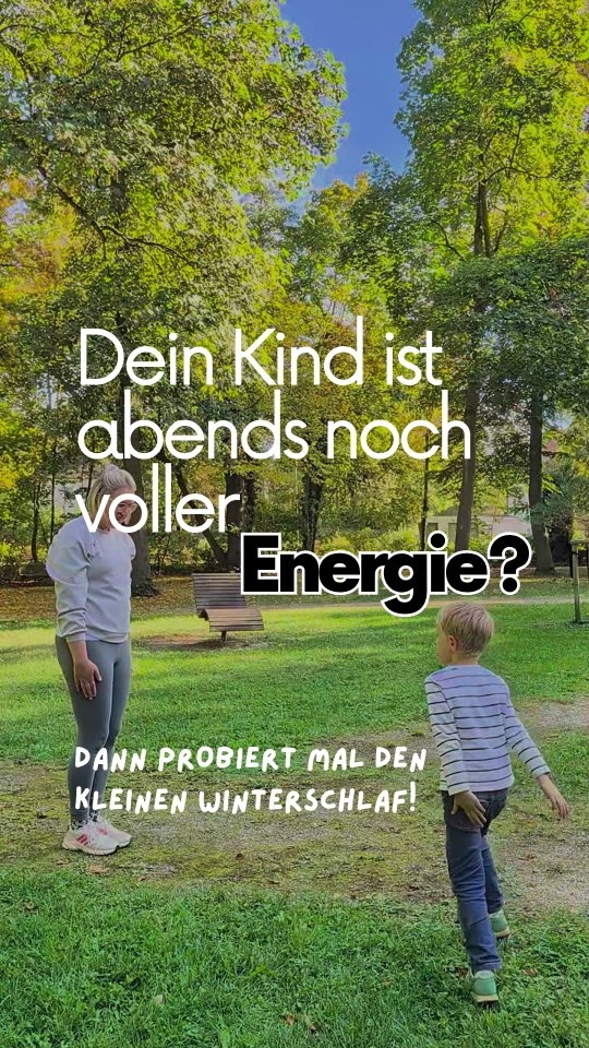 Dein Kind ist abends noch voller Energie? Dann probiert mal den kleinen Winterschlaf.
Gerade nach einem aufregenden Tag fällt es Kindern manchmal gar nicht so leicht, einfach „runterzufahren“. Auch in der Natur schaltet nicht Alles von sofort auf gleich in den Winterschlafmodus.
Deshalb beginnen wir nicht direkt mit Ruhe.
Wir dürfen erst noch einmal alles rauslassen – und werden dann Schritt für Schritt langsamer.
Blättersturm – Alles rauslassen
Durch Schütteln, Hüpfen und wilde Bewegungen kann überschüssige Energie herausgelassen werden – bevor es langsam ruhiger werden darf.
Blätterregen – Runterfahren & Loslassen
Die langsamen, nach unten fließenden Bewegungen helfen dabei, Tempo herauszunehmen, den Körper zu entspannen und bewusst loszulassen.
Blätternest – Einkuscheln & Abschalten
Die Begrenzung der Matte, die sanfte Schwere und das gleichmäßige Schaukeln können ein Gefühl von Geborgenheit vermitteln und helfen, den Körper zur Ruhe kommen zu lasse
Speichere dir die drei Übungen für den nächsten Abend, an dem bei euch noch ganz viel Energie in der Luft liegt.