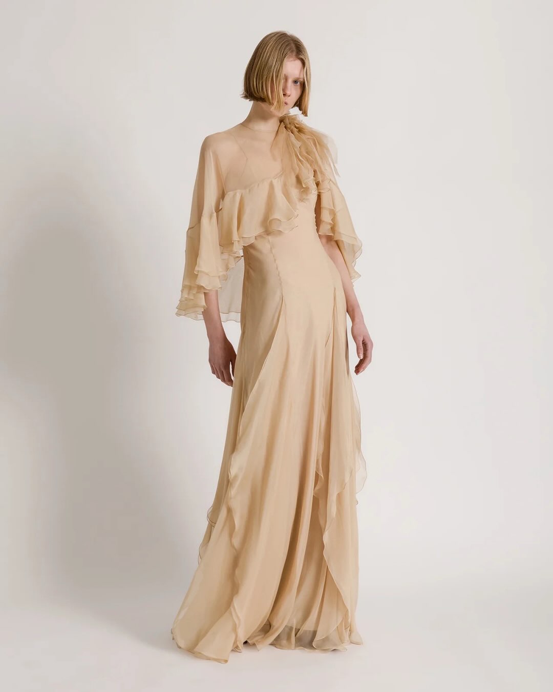 Fluid draping shapes a soft, elongated silhouette.
#albertaferretti#2026