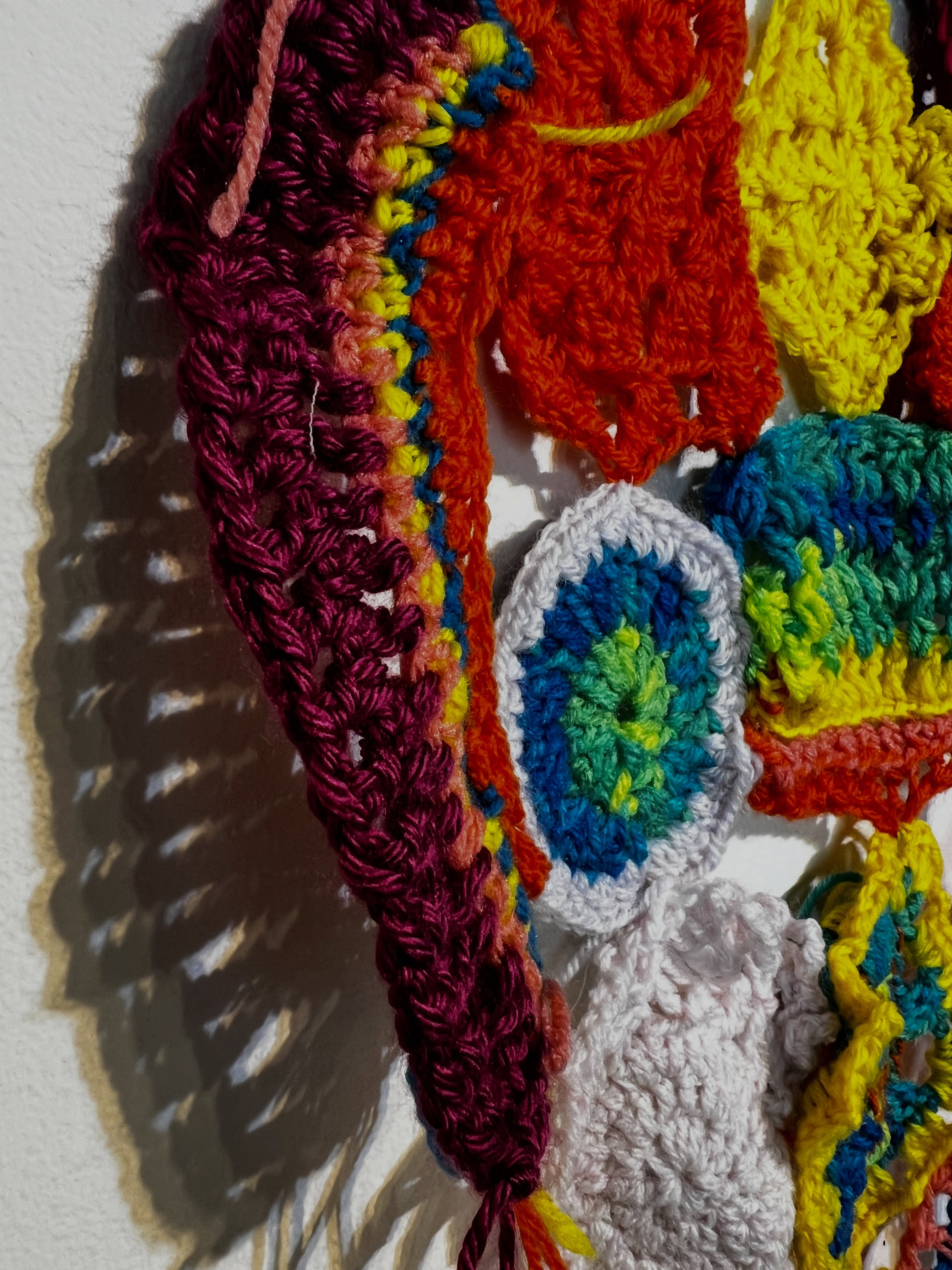 There really is something about crotchet that feels like home, family and community. So it seems fitting that this is the welcoming gesture of “Studio Visit” by Sarah Abdel-Jelil @sarahajklmnop. Sarah will celebrate the exhibition residency with a closing on November 7th, 6-8pm✨🙌🏼