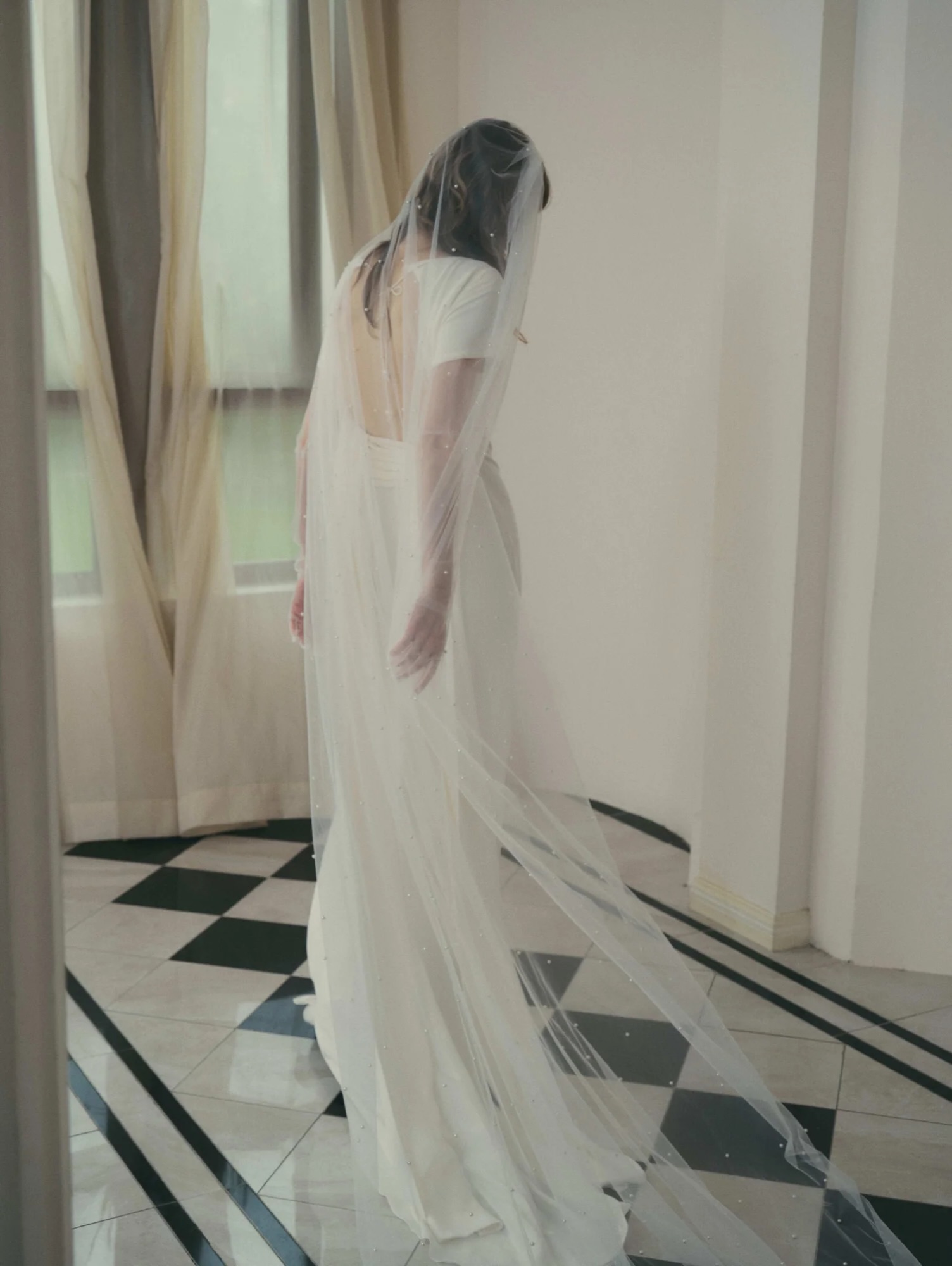 Bridal synergy = covered front + open back
Lindy gown in silk 👌🏼