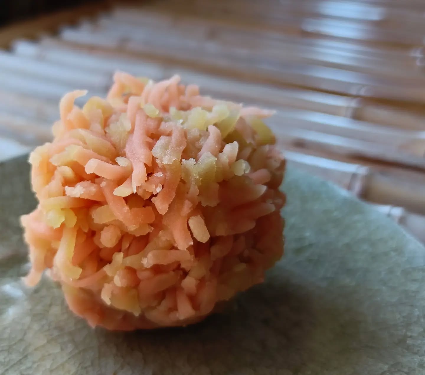 秋めく(きんとん製)
色づきはじめた木々を思わせる、秋色のきんとん。
やさしい彩りのそぼろに、つぶ餡を包みました。
今週から秋の人気商品の「木守り(柿羊羹)」の販売もはじまりました。
深まりゆく秋の気配を、一服とともにお楽しみください。