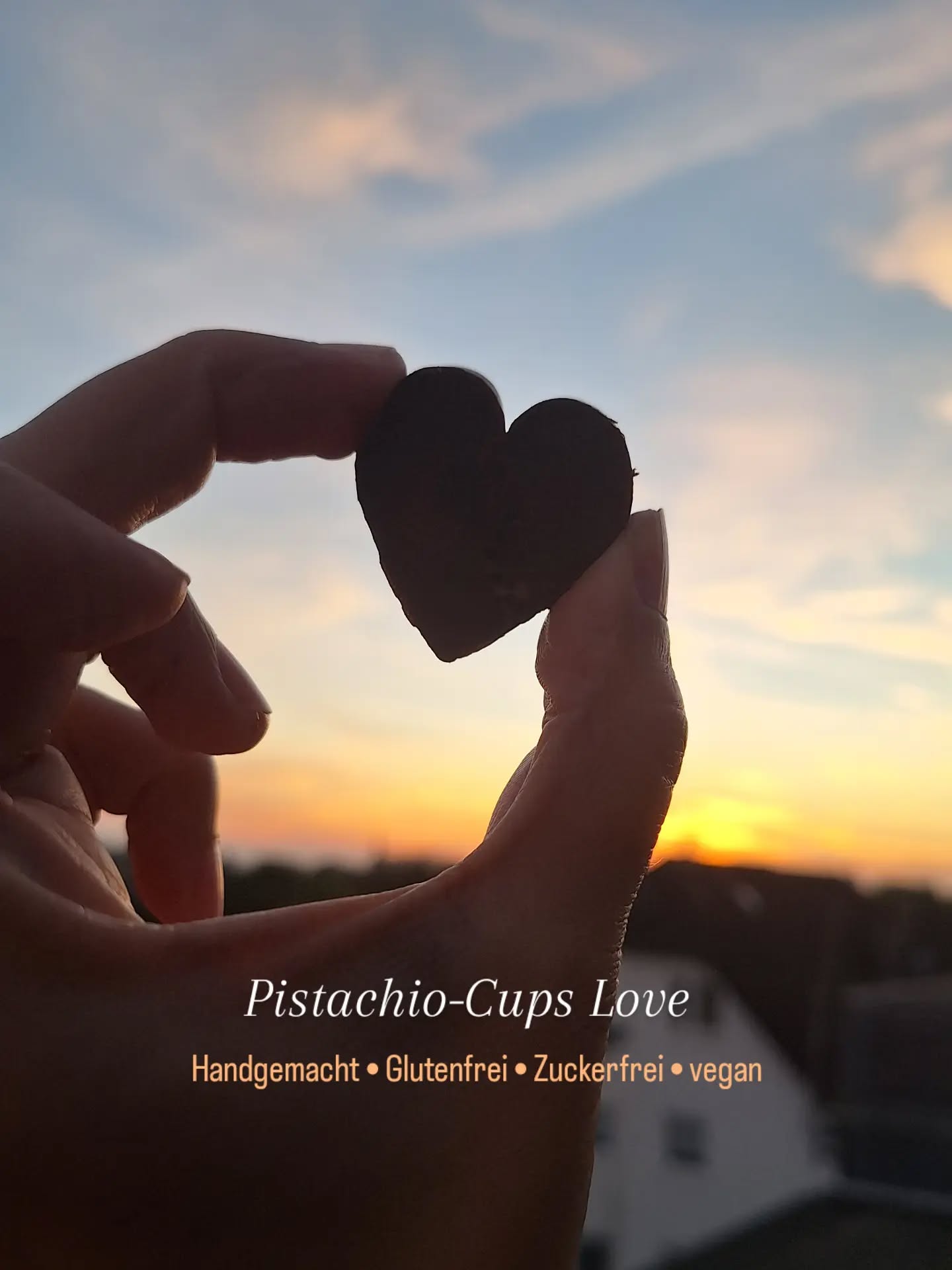 Ein Träumchen. Rezept in den Slides 🫶🌿💚🍫
🥑✨ Meine Pistachio Butter Cups sind die perfekte Geheimwaffe für deinen Süßhunger, wenn du mal keine gekauften Snacks zu Hause hast und trotzdem die Sucht wieder zuschlägt und du am liebsten nur deswegen zu Rewe rennen willst 😅
Aber nein.... diesmal nicht... 😎 ich mach's diesmal in gesünder 😁⬇️
Du brauchst nur 5 Zutaten:
Kakaopulver, Vanille, Kokosöl, gemahlene Mandeln und Pistazien-Cashew-Mus. That's it.
Dieses super einfache Rezept zeigt, dass gesunde Schilddrüsen-Ernährung auch in unfassbar lecker geht und keine Stunden in der Zubereitung braucht.
Diiiiese Pistachio Cups - ....
Glutenfrei, vegan, ohne Zucker, einfach HAMMER 😍
Genau darum geht's auch in meinen kommenden Programmen:
Heilung darf verdammt noch mal nach Luxus schmecken. Das hier ist pure Alchemie für deine Zellen 😁🔱🔮🙌
Bestes Beispiel: diese Pistachio Butter Cups in Herzform –
reich an gesunden Fetten für deine Hormone, stressregulierend und absolut magisch im Anblick.
Damit verbindest du die besten Gesundheitsvorteile für deinen Bauch und deine Schilddrüse.
>>>> Biochemische Tiefe durch wertvolle Zutaten vereint mit purer Magie für die höchste Schwingung deiner Seele.
Eine gesunde Schilddrüse war noch nie so einfach zu bekommen.
Das wird ein Teil von "Winter Witch" mein Urkraft-Programm für den Januar 😁🌿🔮😈
Und bis es soweit ist, merke dir:
Du spielst das Spiel jetzt nach deinen Regeln!
Love & happy healing,
Antje :)
Wer sagt denn, dass gesunde Ernährung und Detox immer nach Verzicht schmecken müssen....
Das Rezept gibt’s in den Slides. Gönn dir deine Urkraft. 💚✨
#hashimoto ##natürlichheilen #gesundeernährung #healthyrezepte #alchemiefürdeinenkörper