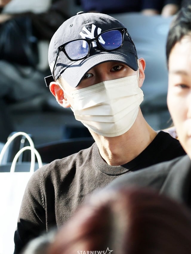 D’autres images de la visite surprise de Lee Jae-wook au BIFF !
En permission pendant son service militaire, il a assisté à l’Open Talk de Dead-End Job, où Kim Min-ha et Choi Hyun-wook échangeaient avec le public. Puis il les a rejoints sur scène, pour le plus grand plaisir des personnes présentes !
Sources des photos : OSEN, STARNEWS et Dailian.
#LeeJaeWook #KimMinHa #ChoiHyunWook #DeadEndJob #BIFF2026