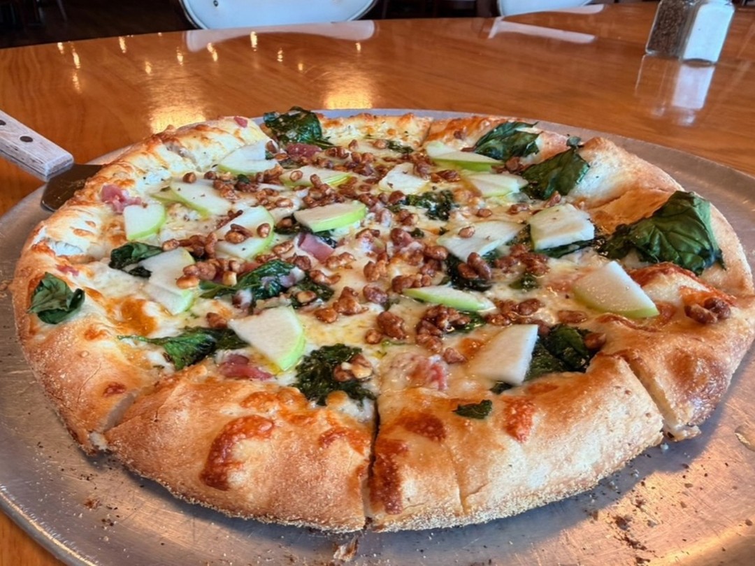 This week's pizza and appetizer specials are here!
Our Appalachian pizza has a garlic sauce base and is topped with mozzarella cheese, ham, spinach, blue cheese, candied walnuts, and green apples!
Our appetizer special is house potato chips served with French onion dip!
Friendly reminder that today and tomorrow is in-person ordering only, as we serve big crowds celebrating Railroad Days! We apologize for any inconvenience, and thank you for your understanding!
#themarketwv #eatlocal #hintonrailroaddays